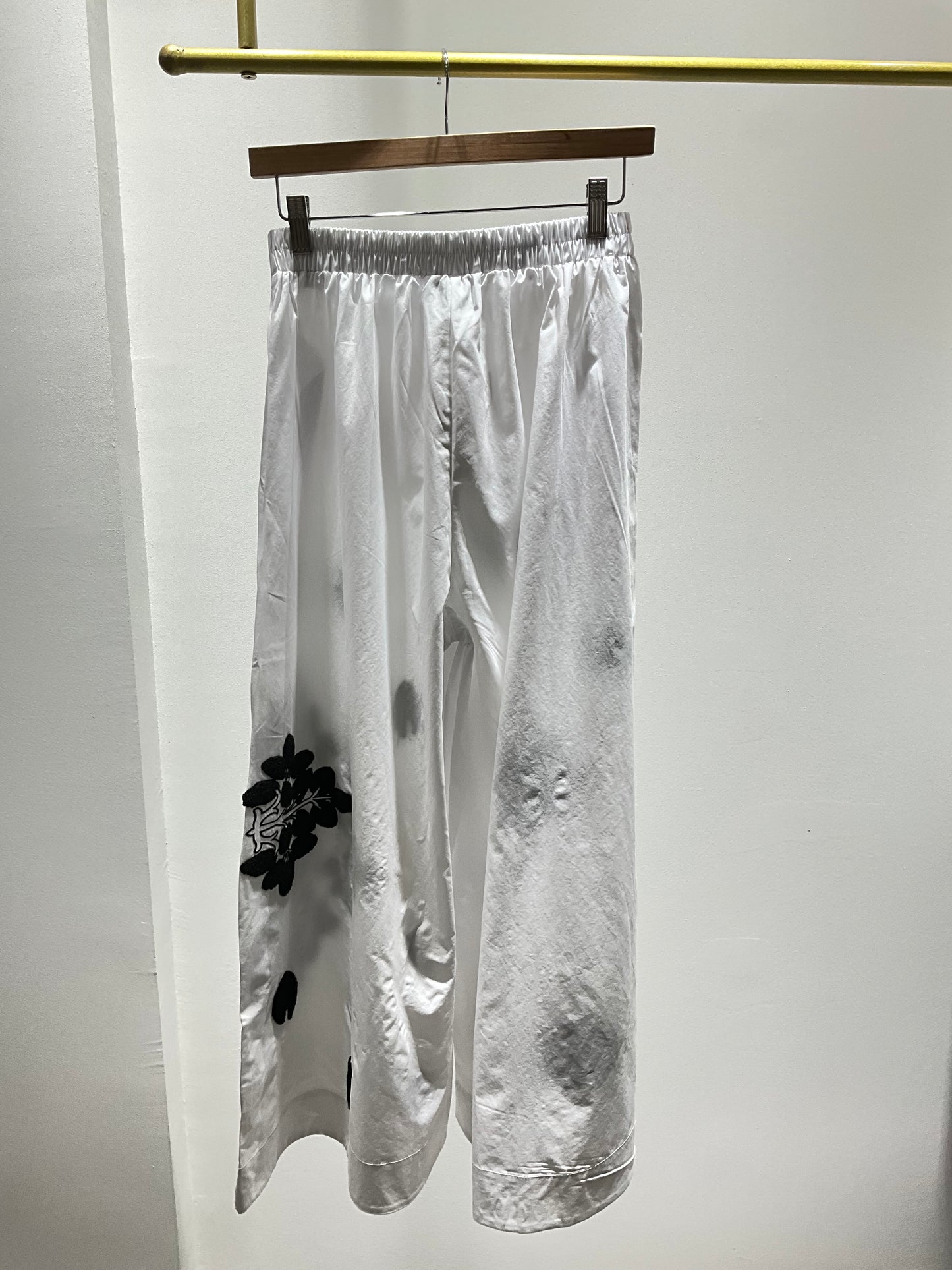 CONJUNTO CAMISERO BLANCO DETALLES NEGRO