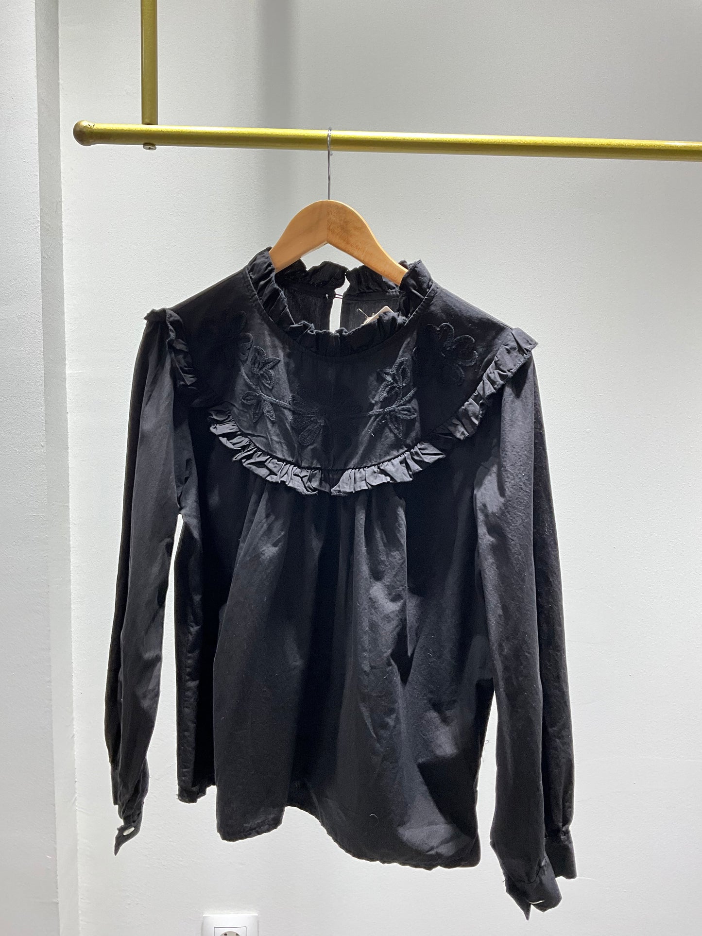BLUSA NEGRA VOLANTE PECHO