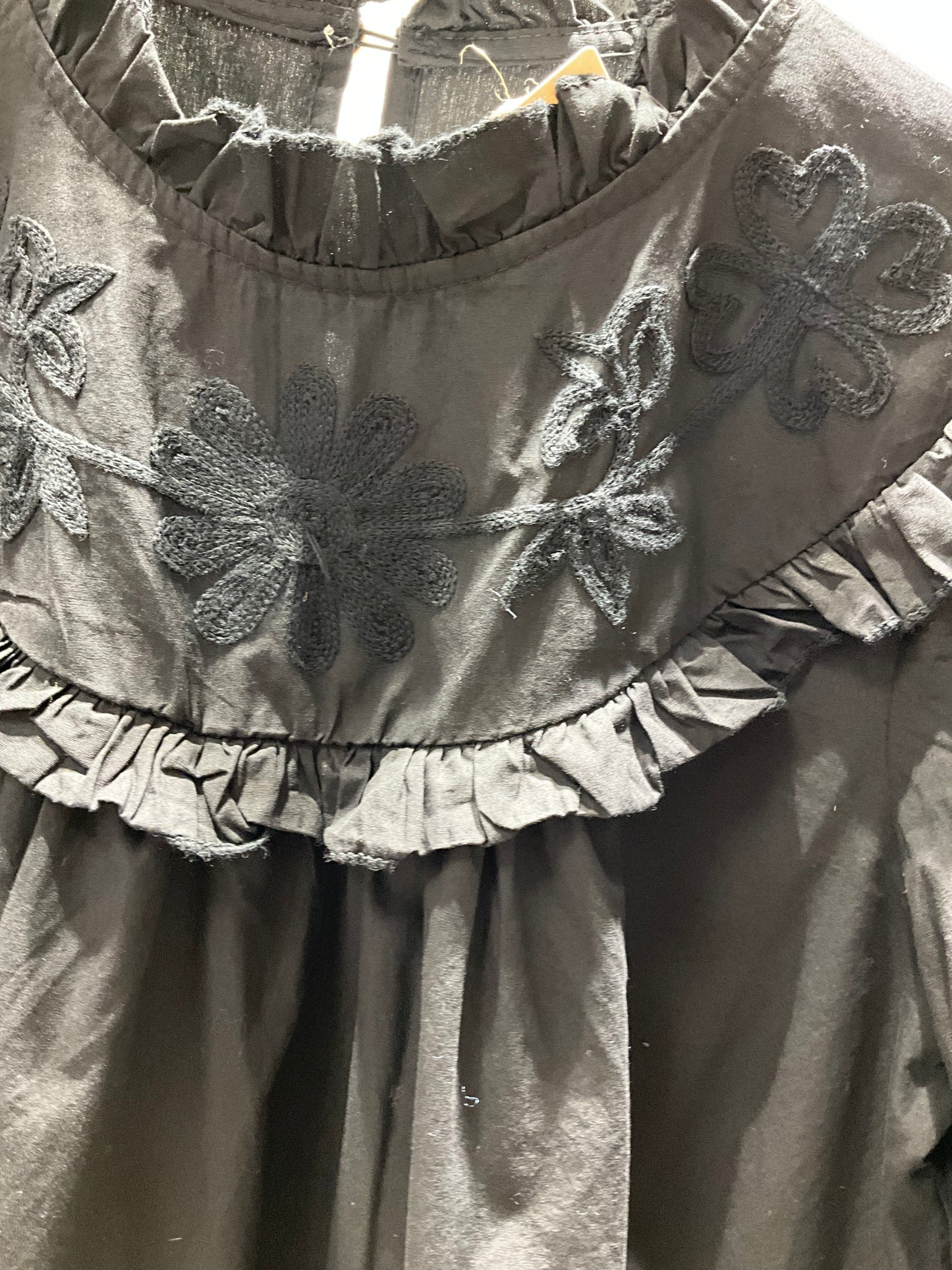 BLUSA NEGRA VOLANTE PECHO