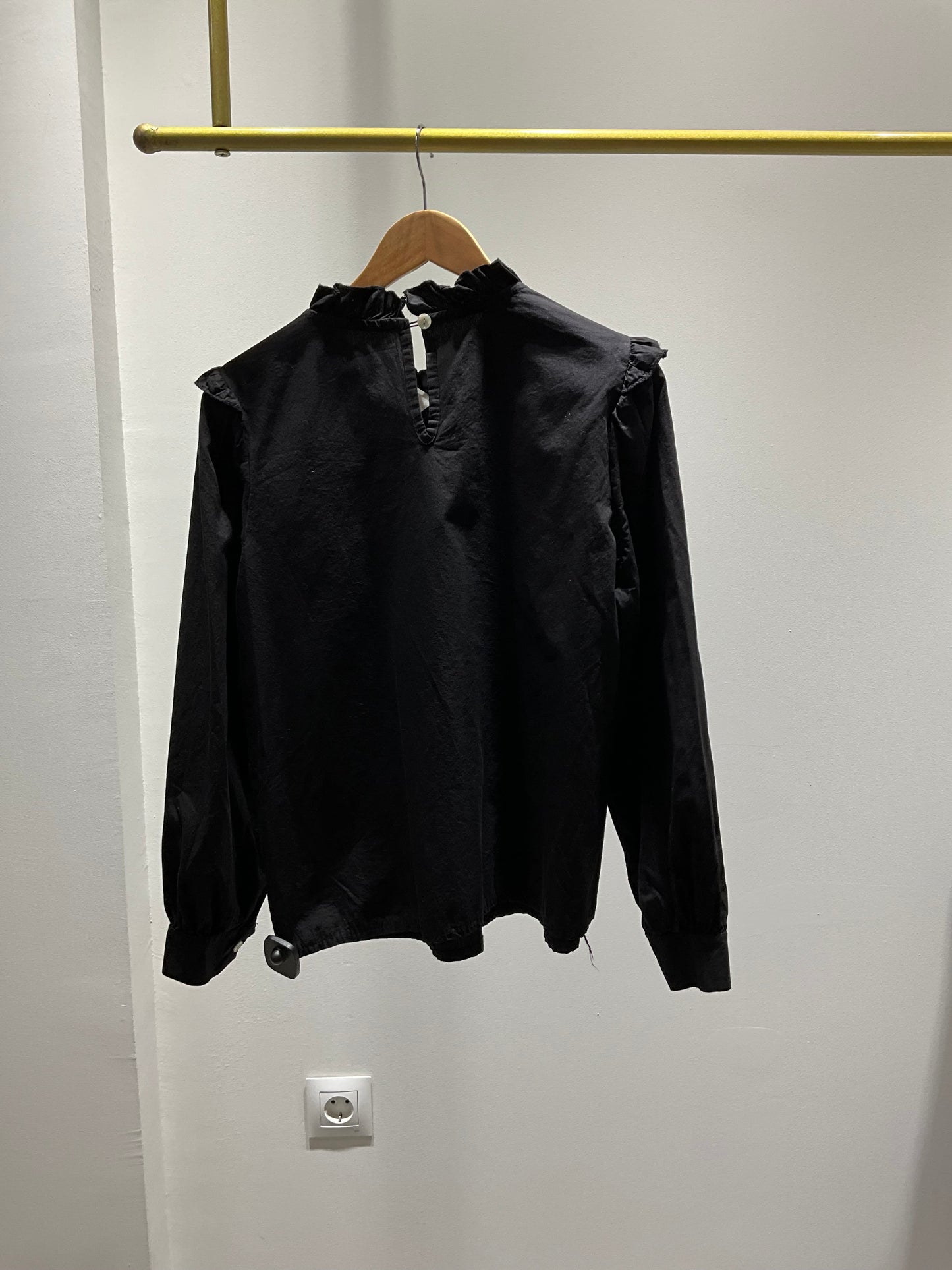 BLUSA NEGRA VOLANTE PECHO
