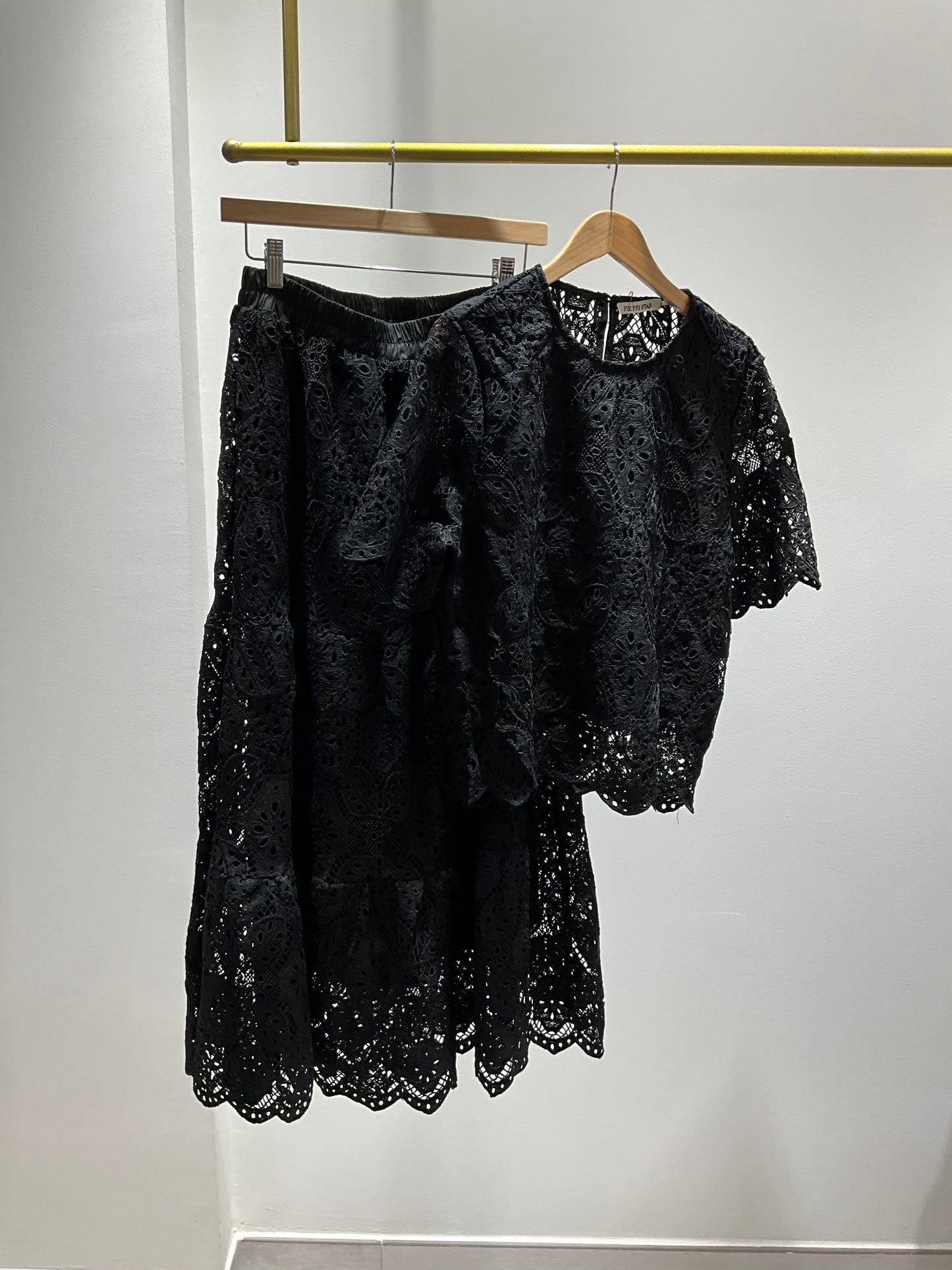 CONJUNTO NEGRO DE FALDA Y BLUSA