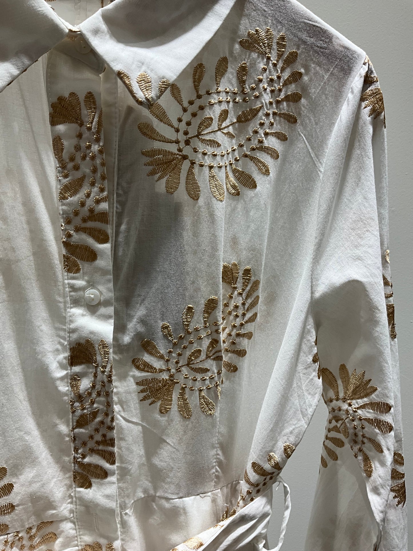 VESTIDO CAMISERO BORDADOS ORO