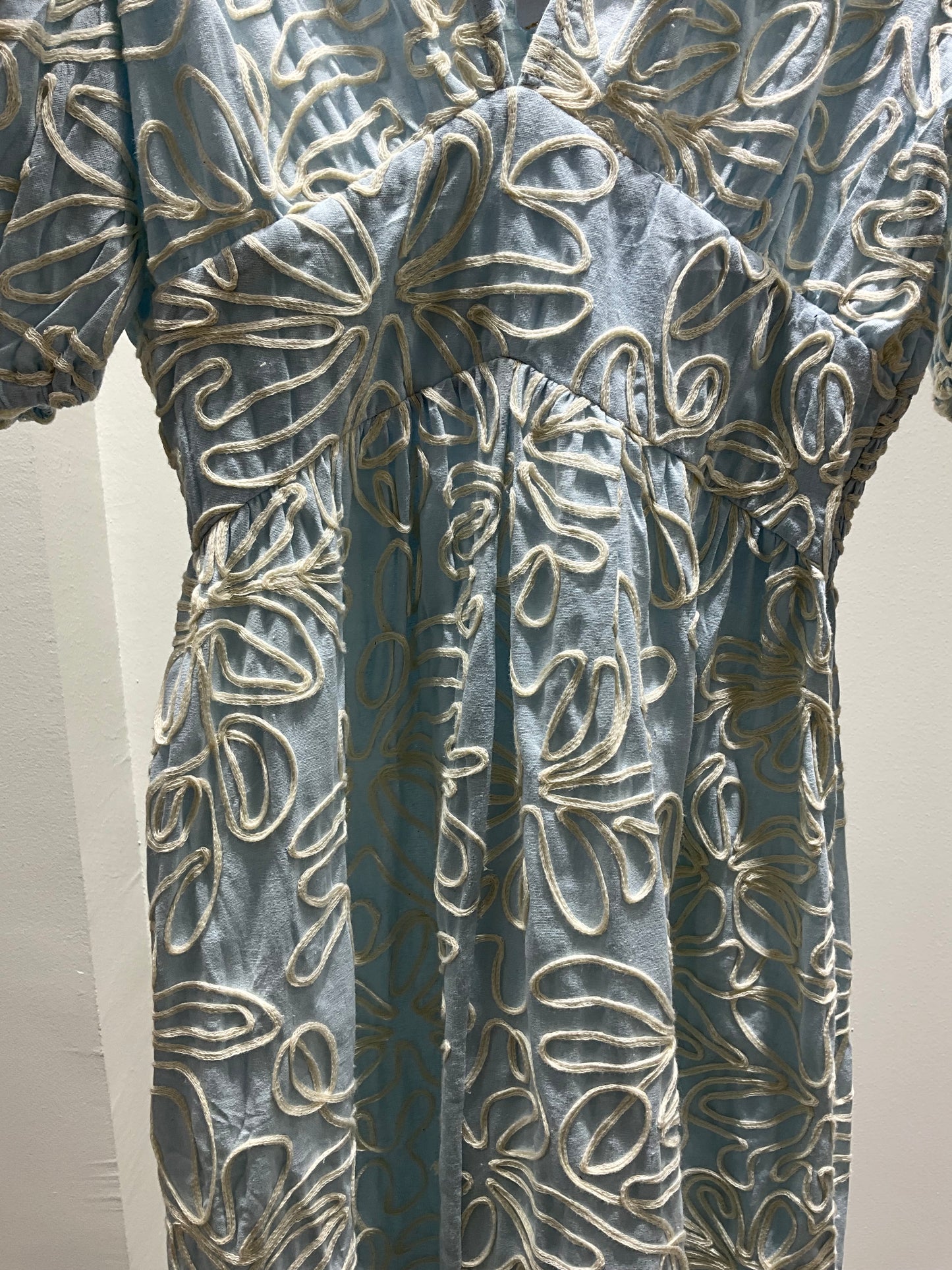VESTIDO AZUL DETALLES BEIGE