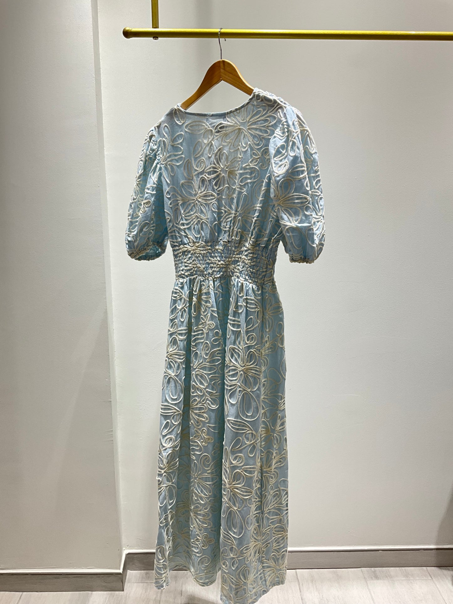 VESTIDO AZUL DETALLES BEIGE