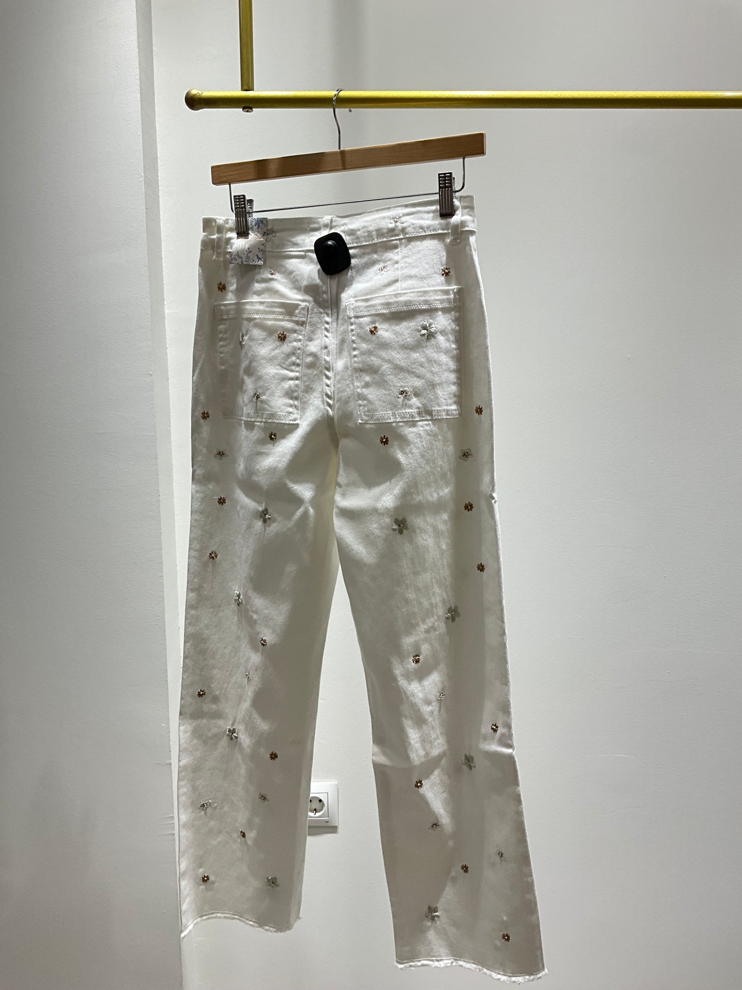 VAQUERO BLANCO FLORES BORDADAS