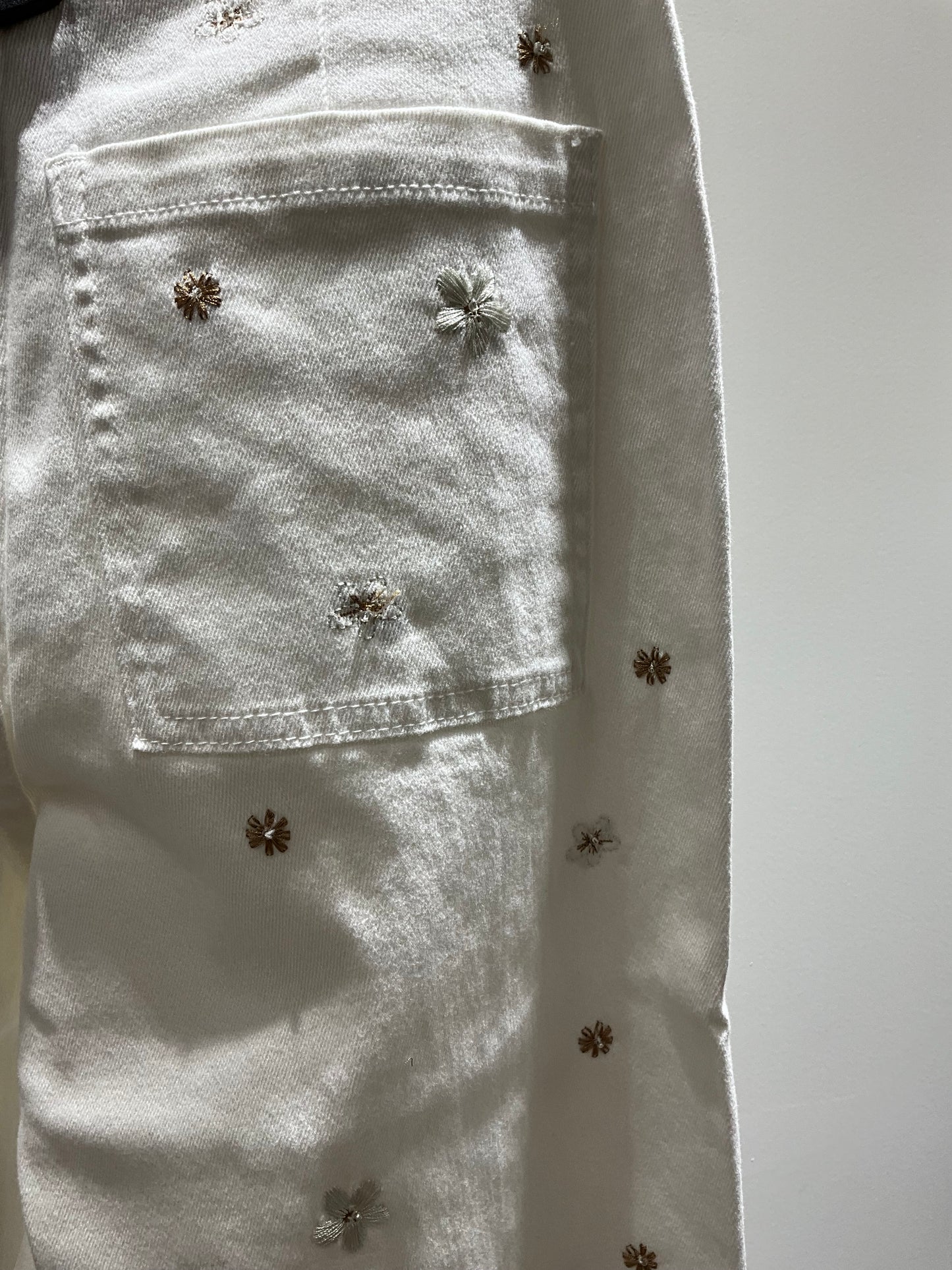 VAQUERO BLANCO FLORES BORDADAS