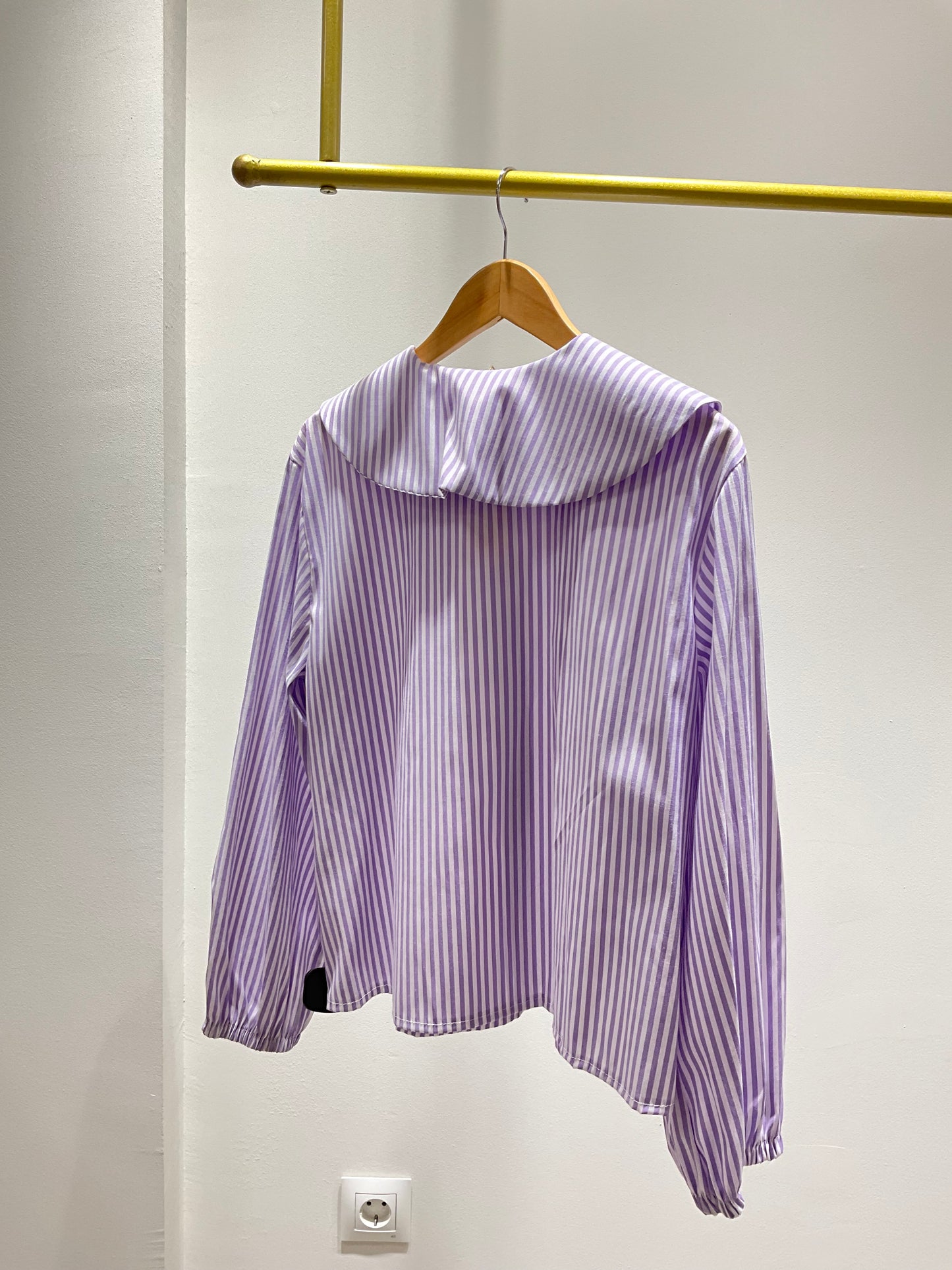 CAMISA A RAYAS LAVANDA CON CUELLO