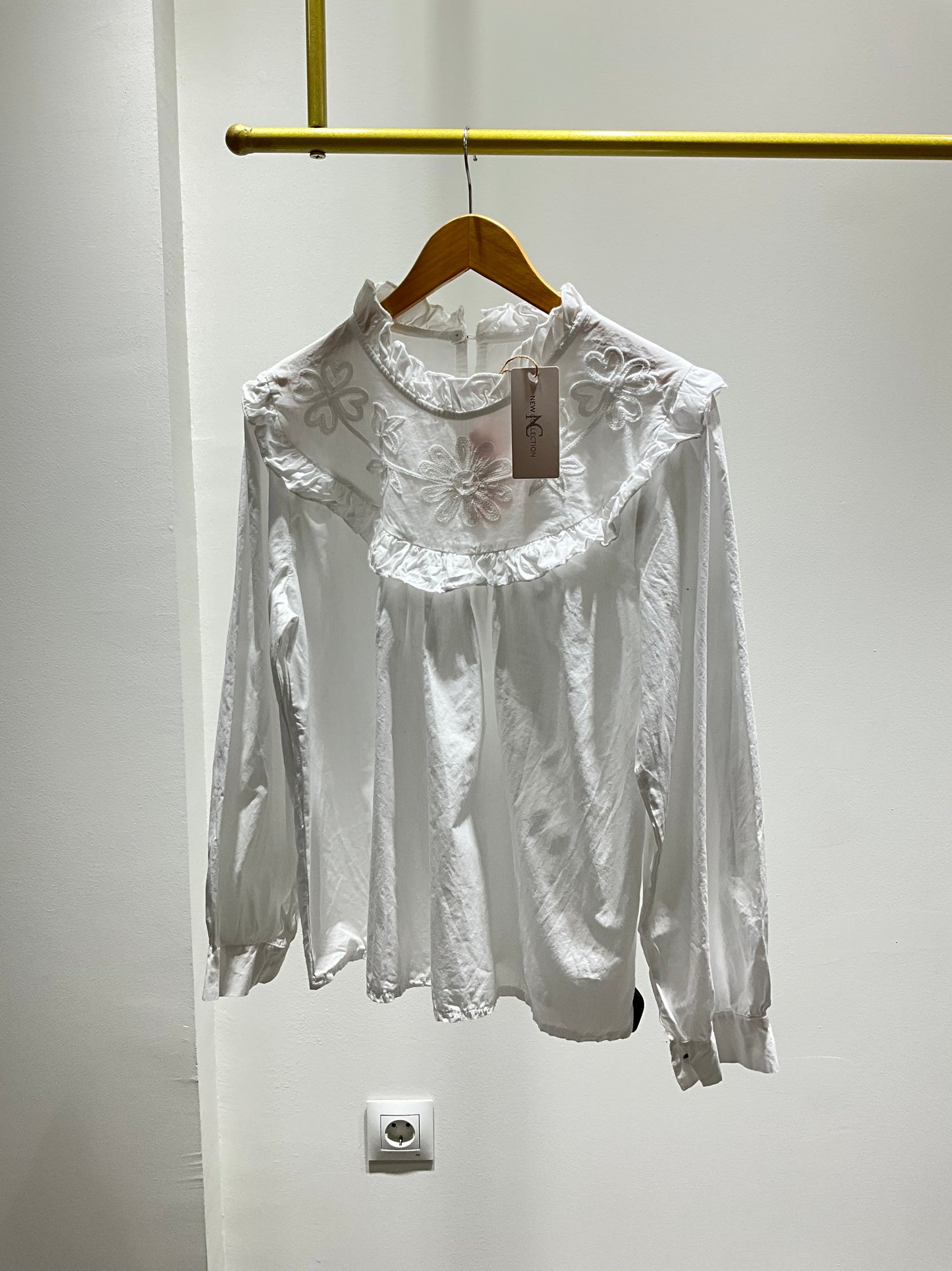 BLUSA BLANCA VOLANTE PECHO
