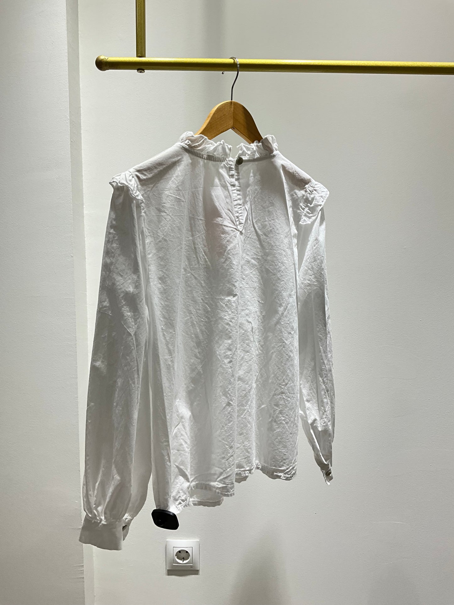 BLUSA BLANCA VOLANTE PECHO
