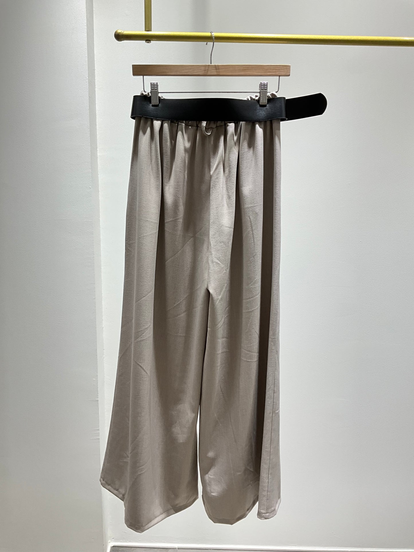 PANTALÓN FLUIDO BEIGE CINTURÓN