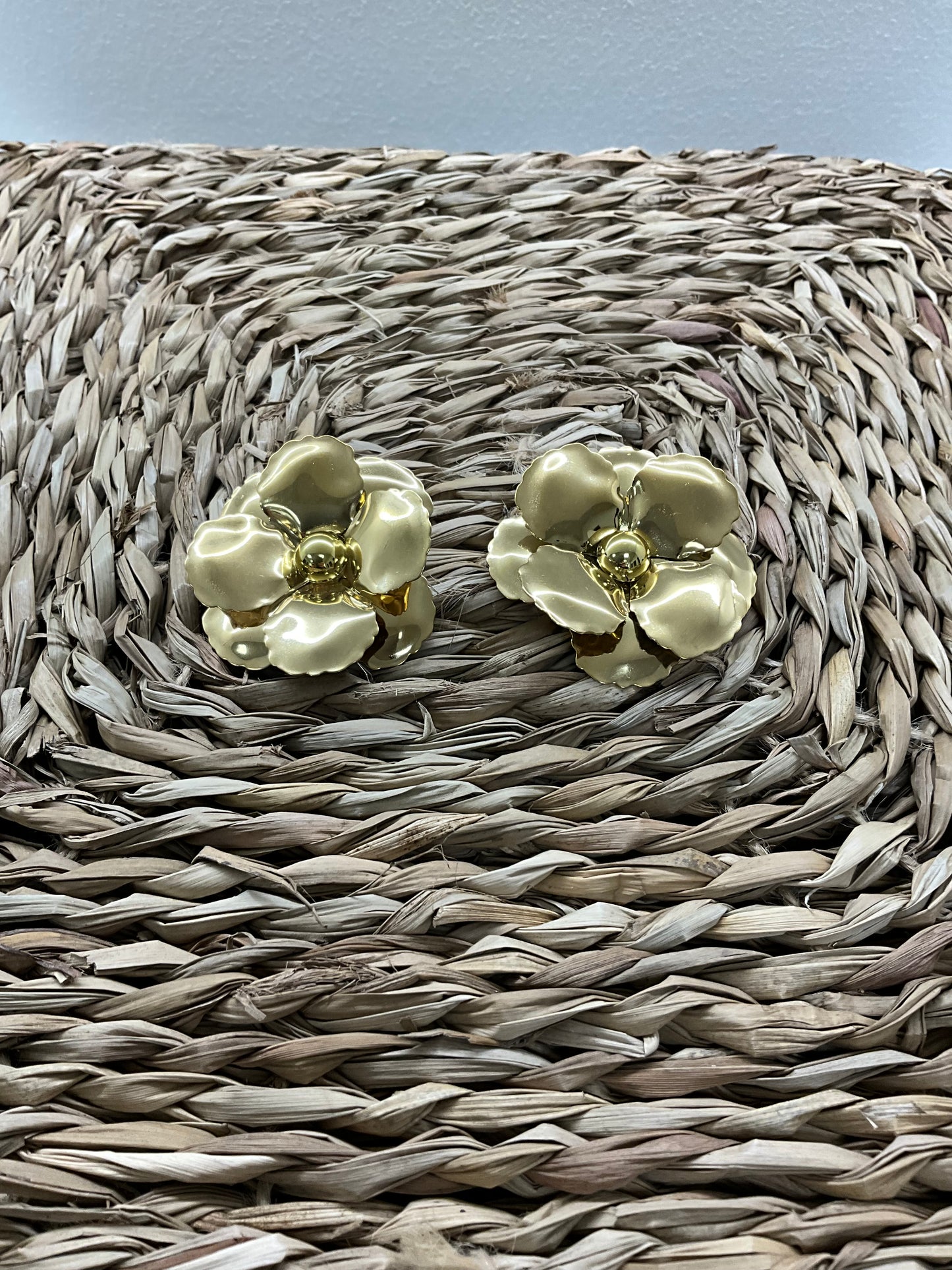 PENDIENTES FLOR DORADA