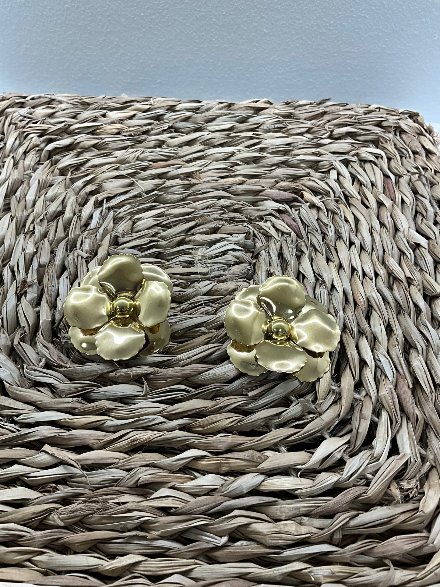 PENDIENTES FLOR DORADA