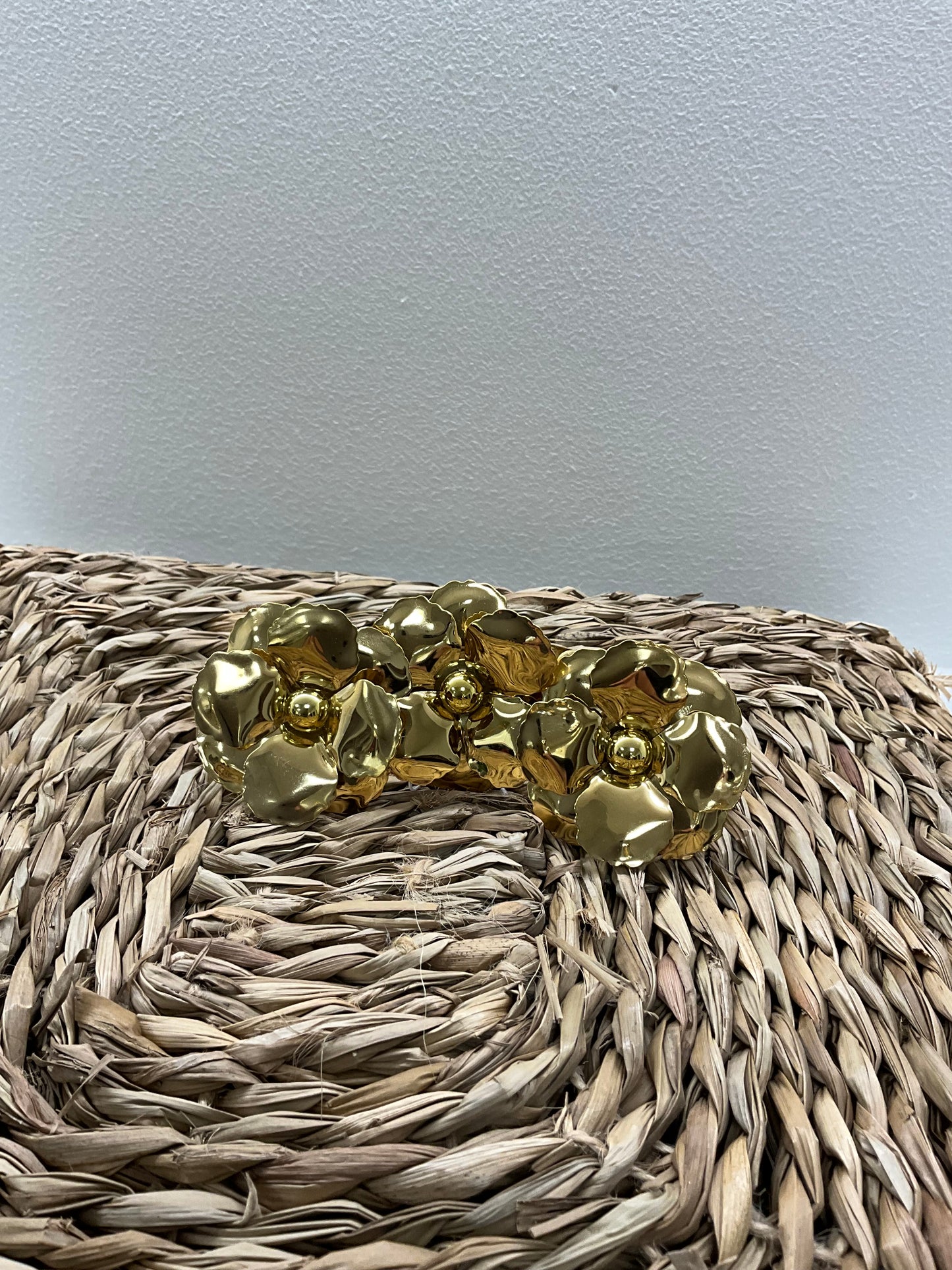 PENDIENTES FLOR DORADA