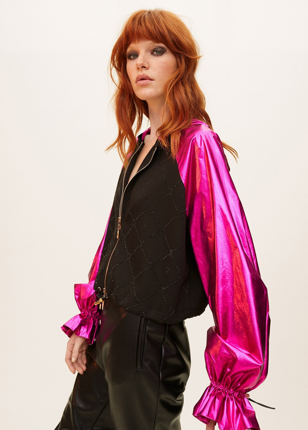 CORTAVIENTOS NEGRO Y FUCSIA LOLA CASADEMUNT