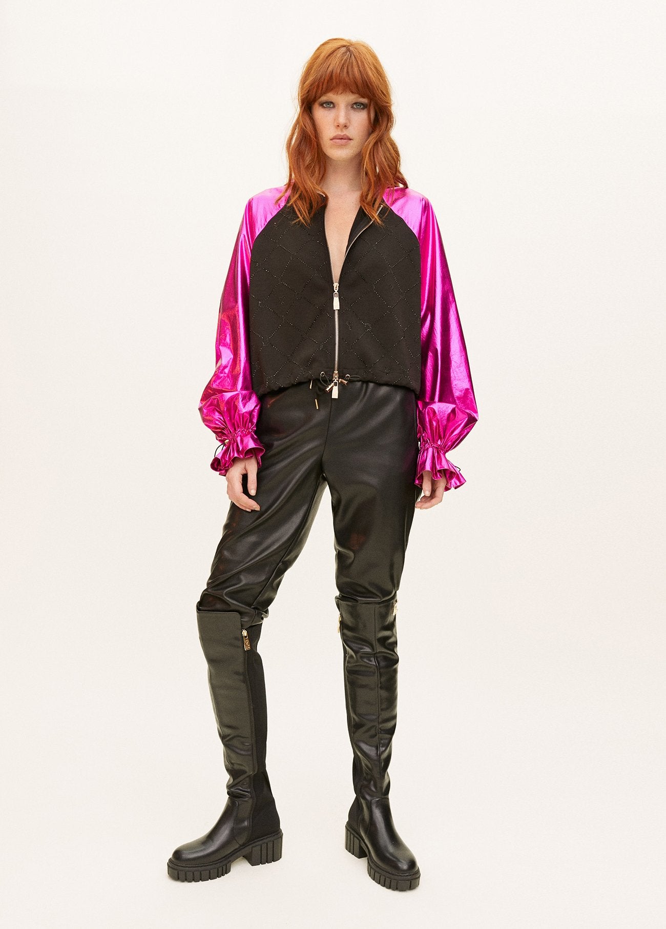 CORTAVIENTOS NEGRO Y FUCSIA LOLA CASADEMUNT
