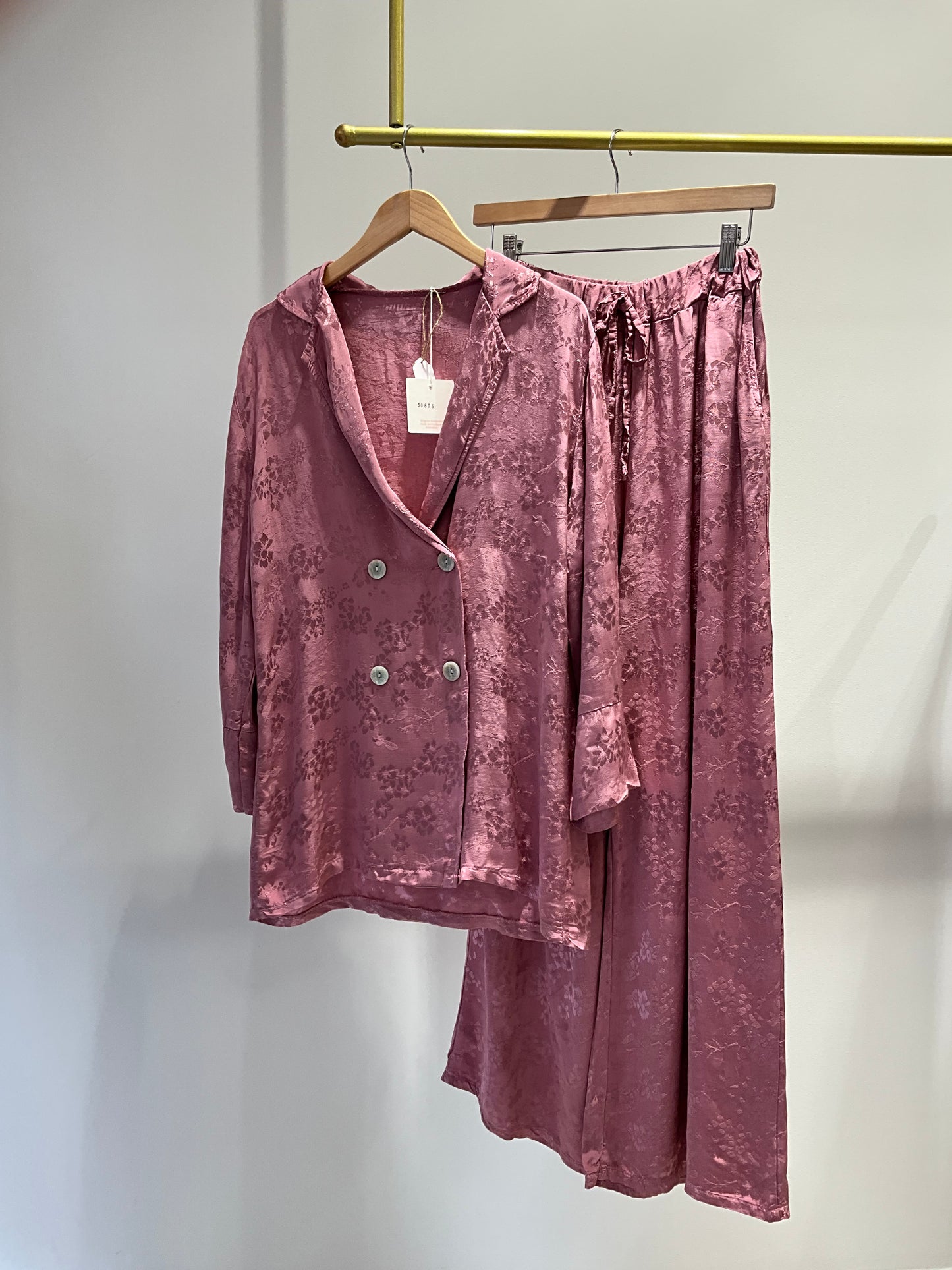 TRAJE SATINADO ROSA ESTAMPADO FLORES