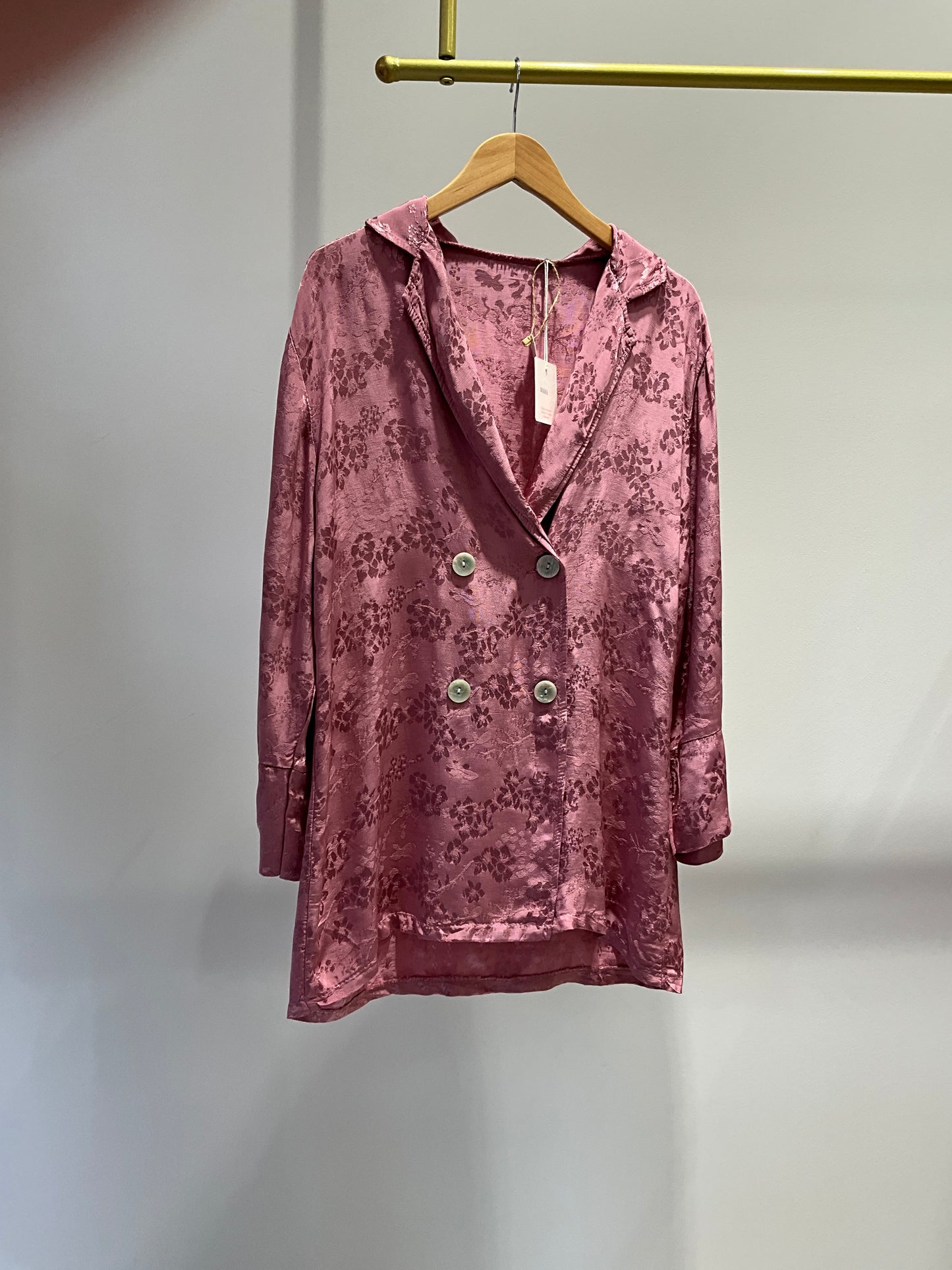 TRAJE SATINADO ROSA ESTAMPADO FLORES