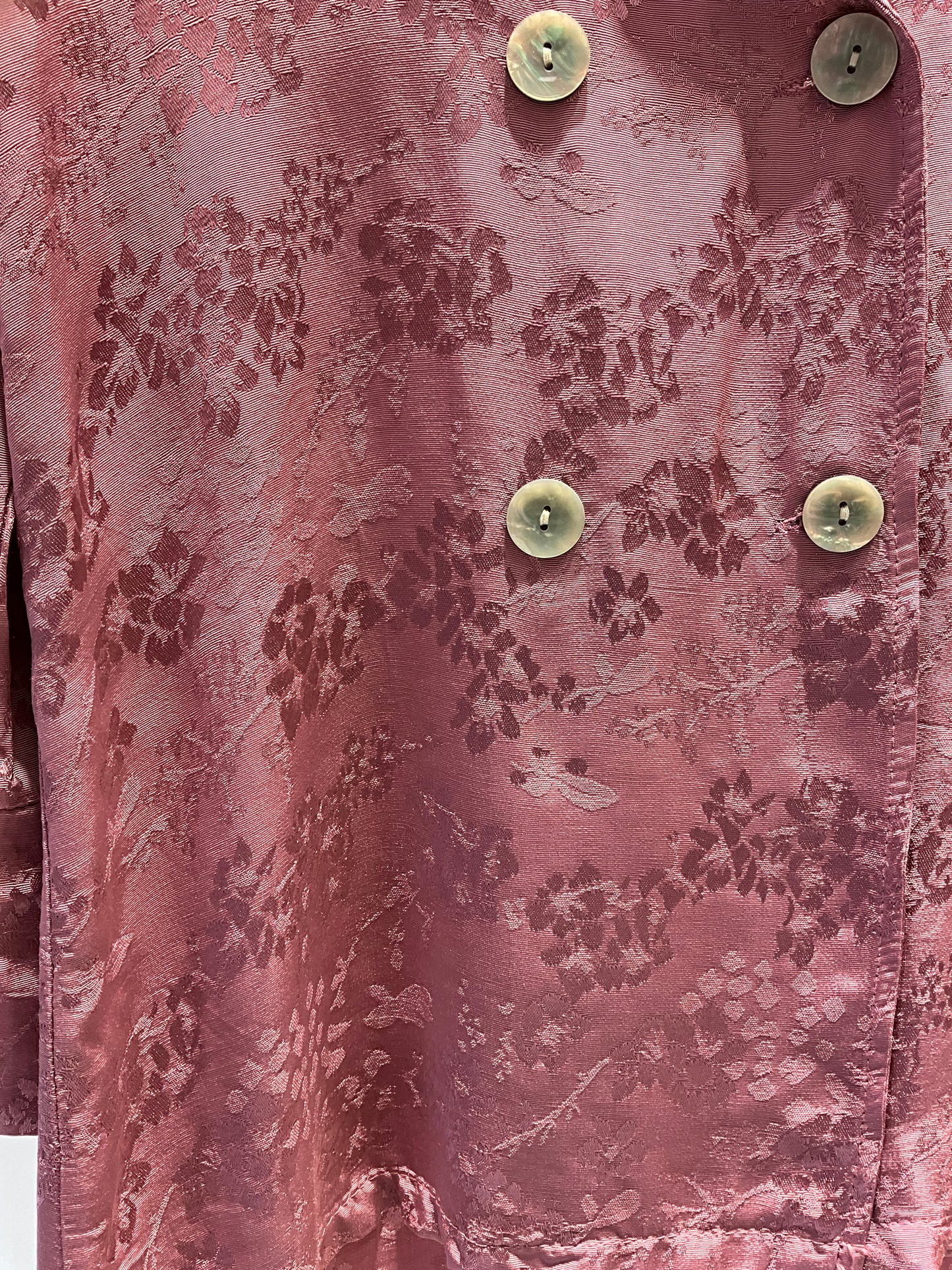 TRAJE SATINADO ROSA ESTAMPADO FLORES
