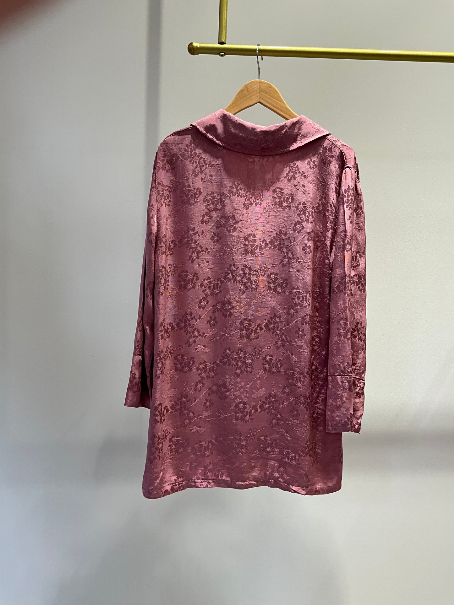 TRAJE SATINADO ROSA ESTAMPADO FLORES