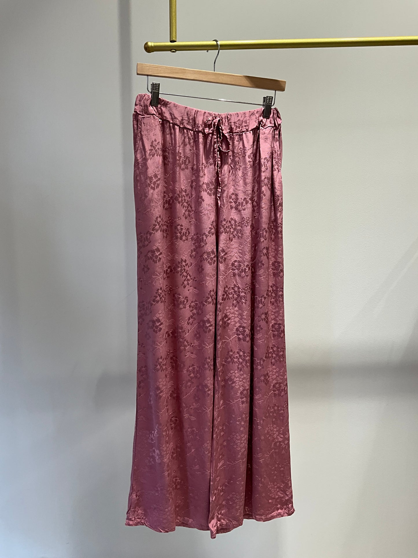 TRAJE SATINADO ROSA ESTAMPADO FLORES