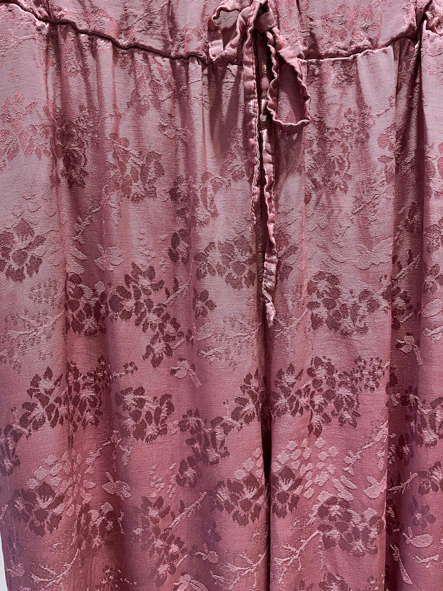 TRAJE SATINADO ROSA ESTAMPADO FLORES
