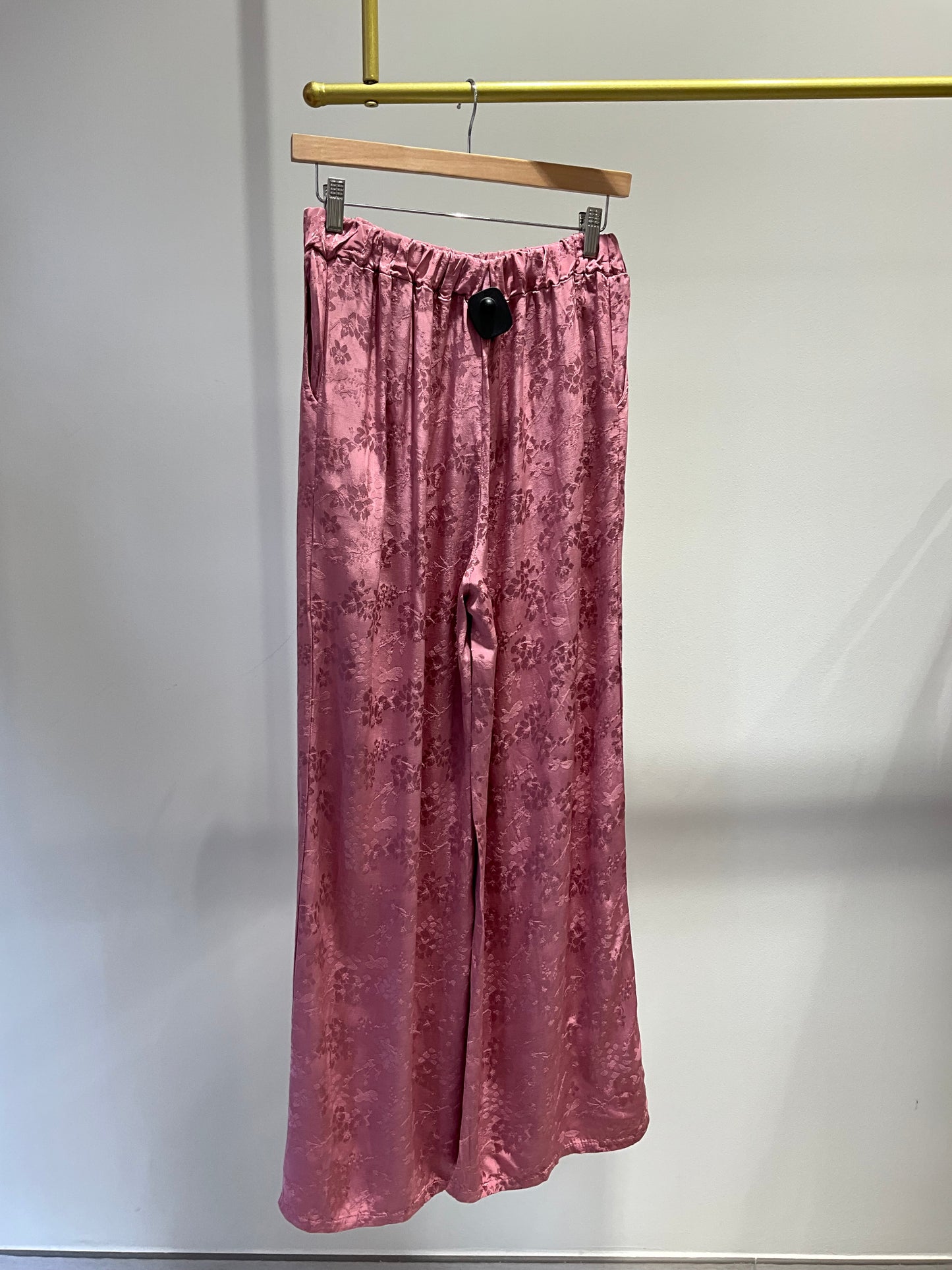 TRAJE SATINADO ROSA ESTAMPADO FLORES