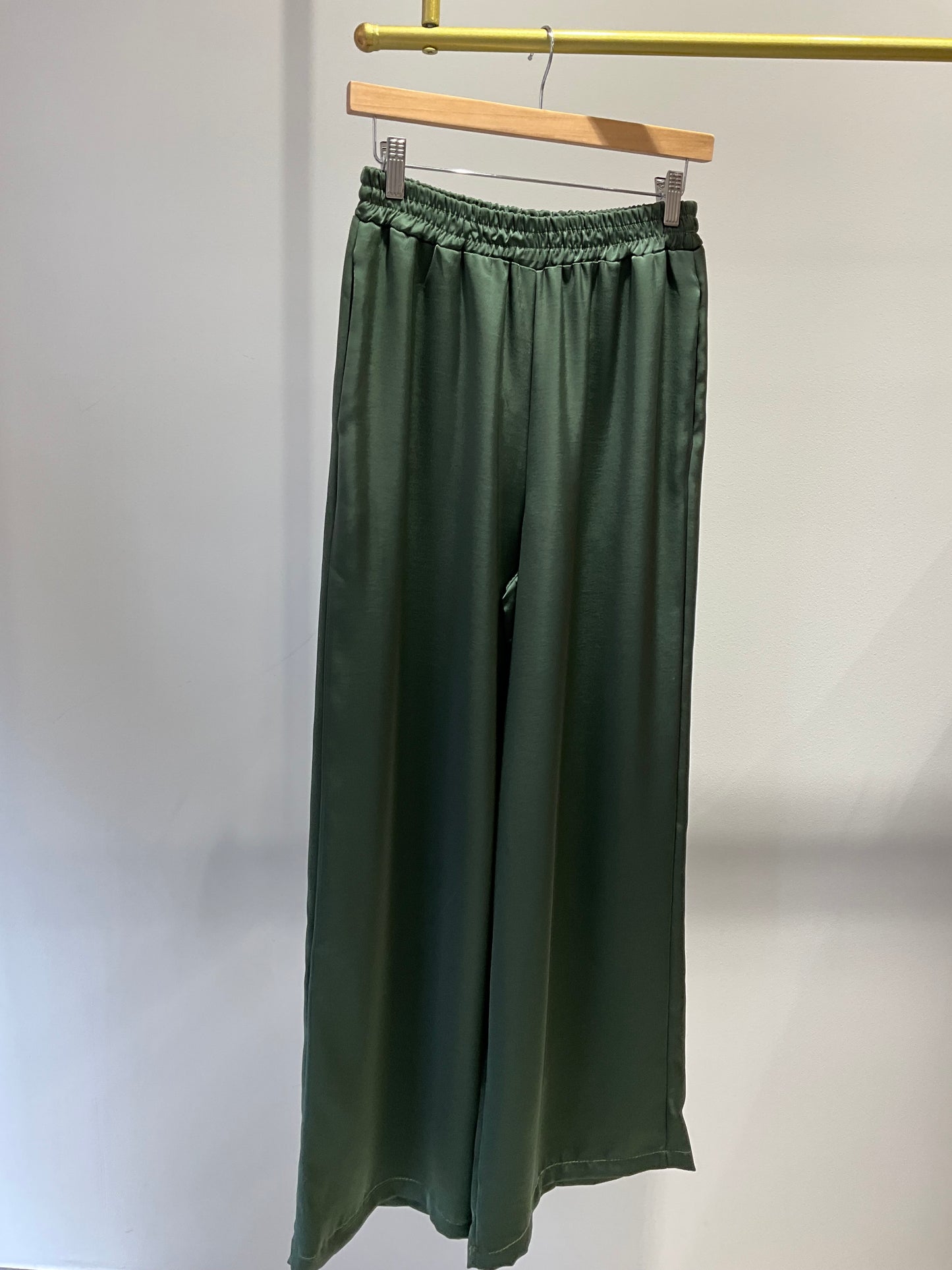 PANTALÓN FLUIDO SATINADO VERDE