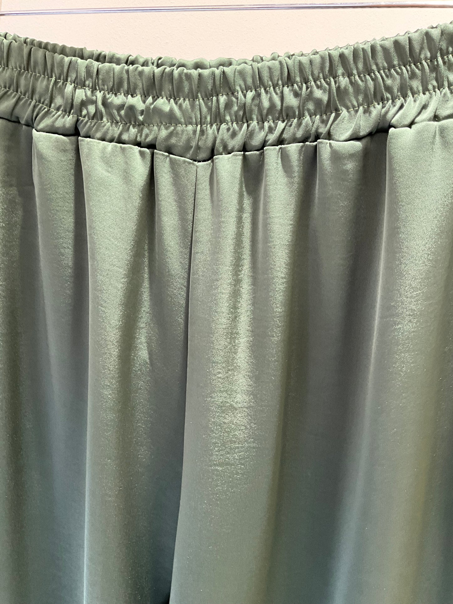 PANTALÓN FLUIDO SATINADO VERDE