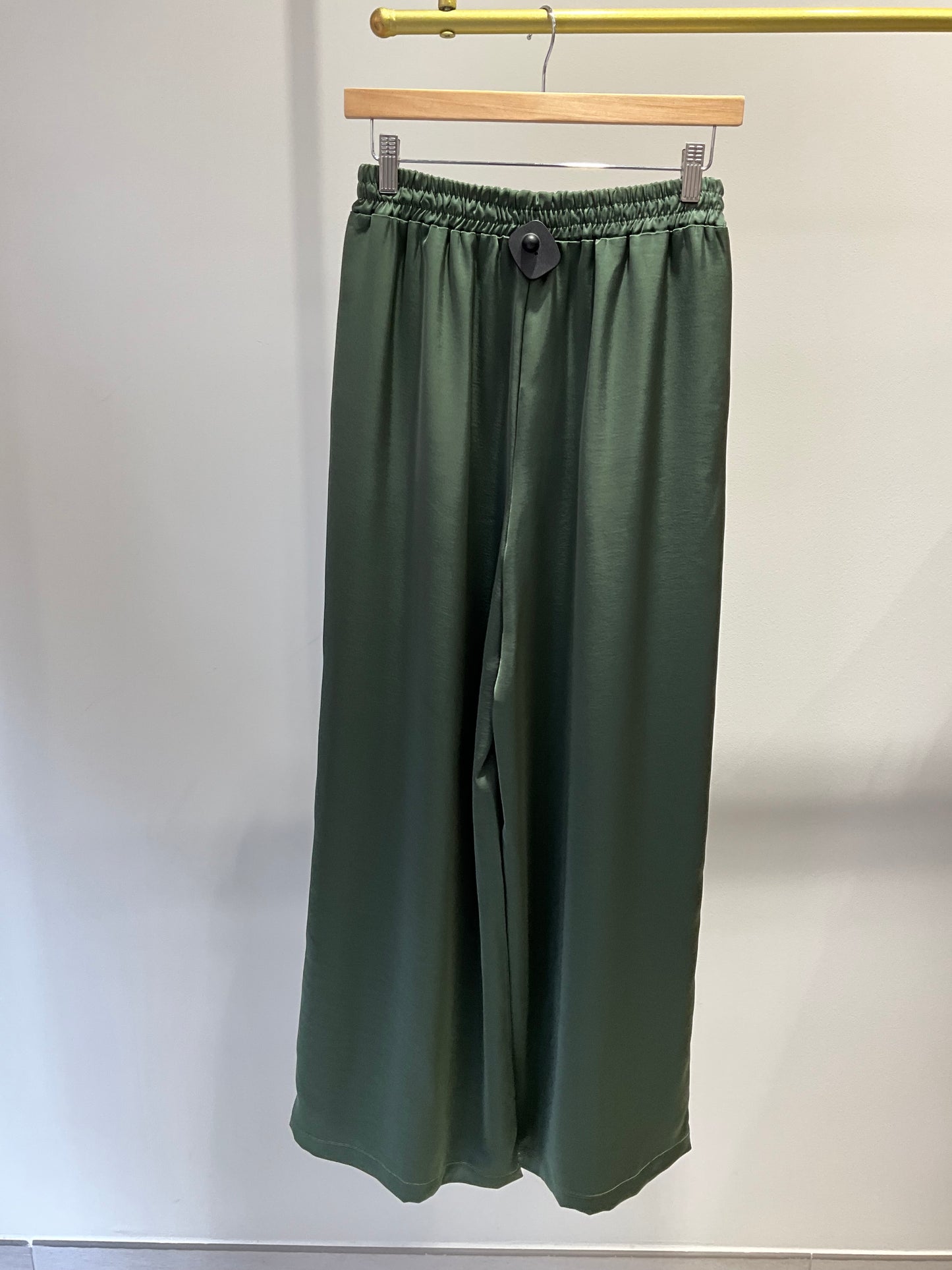PANTALÓN FLUIDO SATINADO VERDE