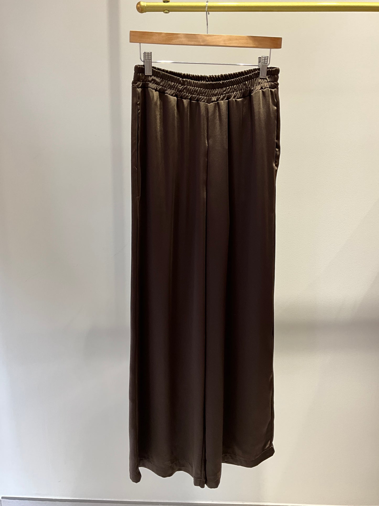 PANTALÓN FLUIDO SATINADO MARRÓN