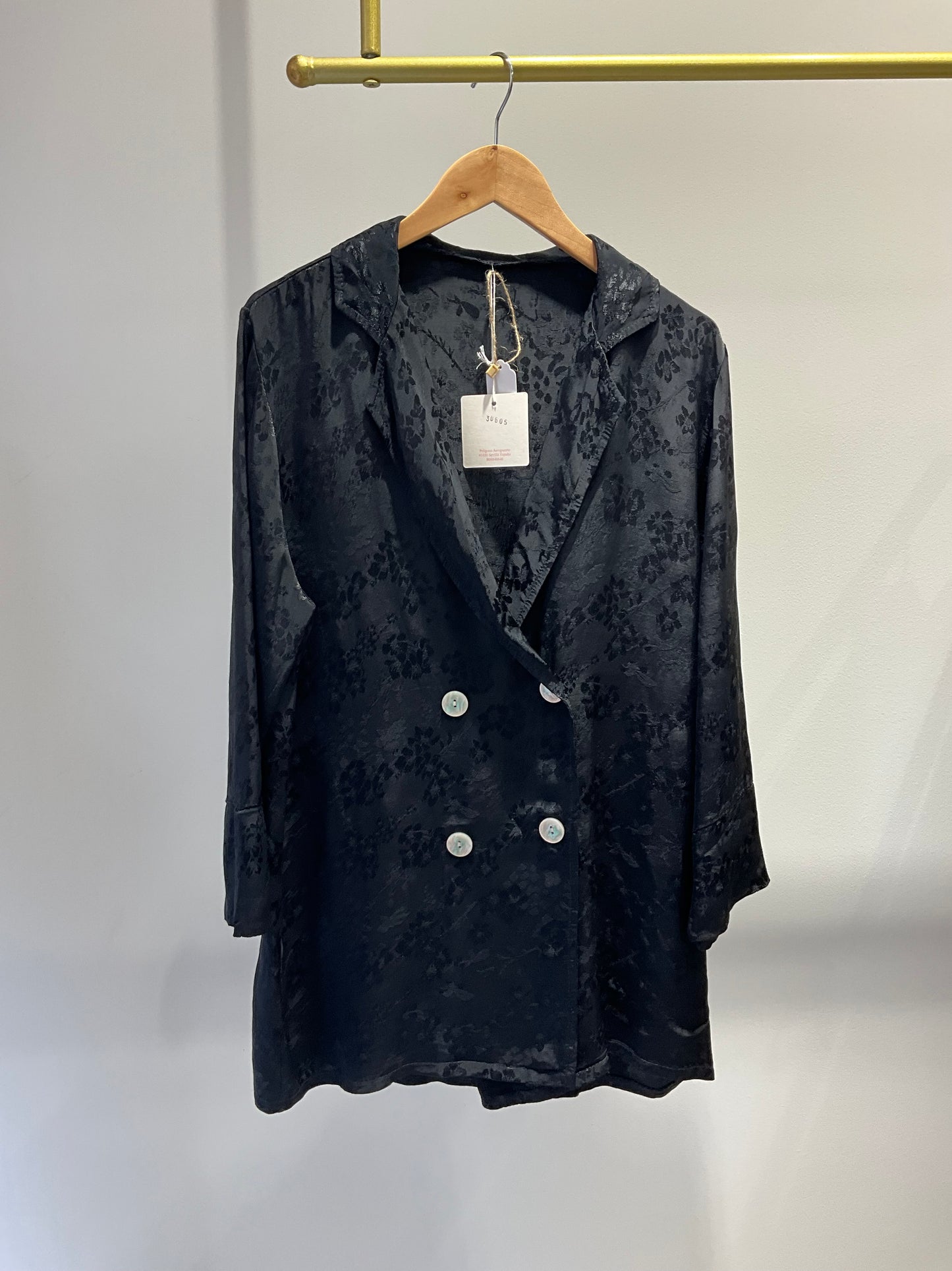 TRAJE SATINADO NEGRO ESTAMPADO FLORES