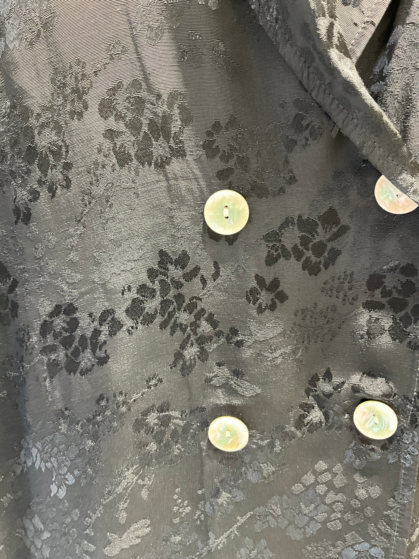 TRAJE SATINADO NEGRO ESTAMPADO FLORES