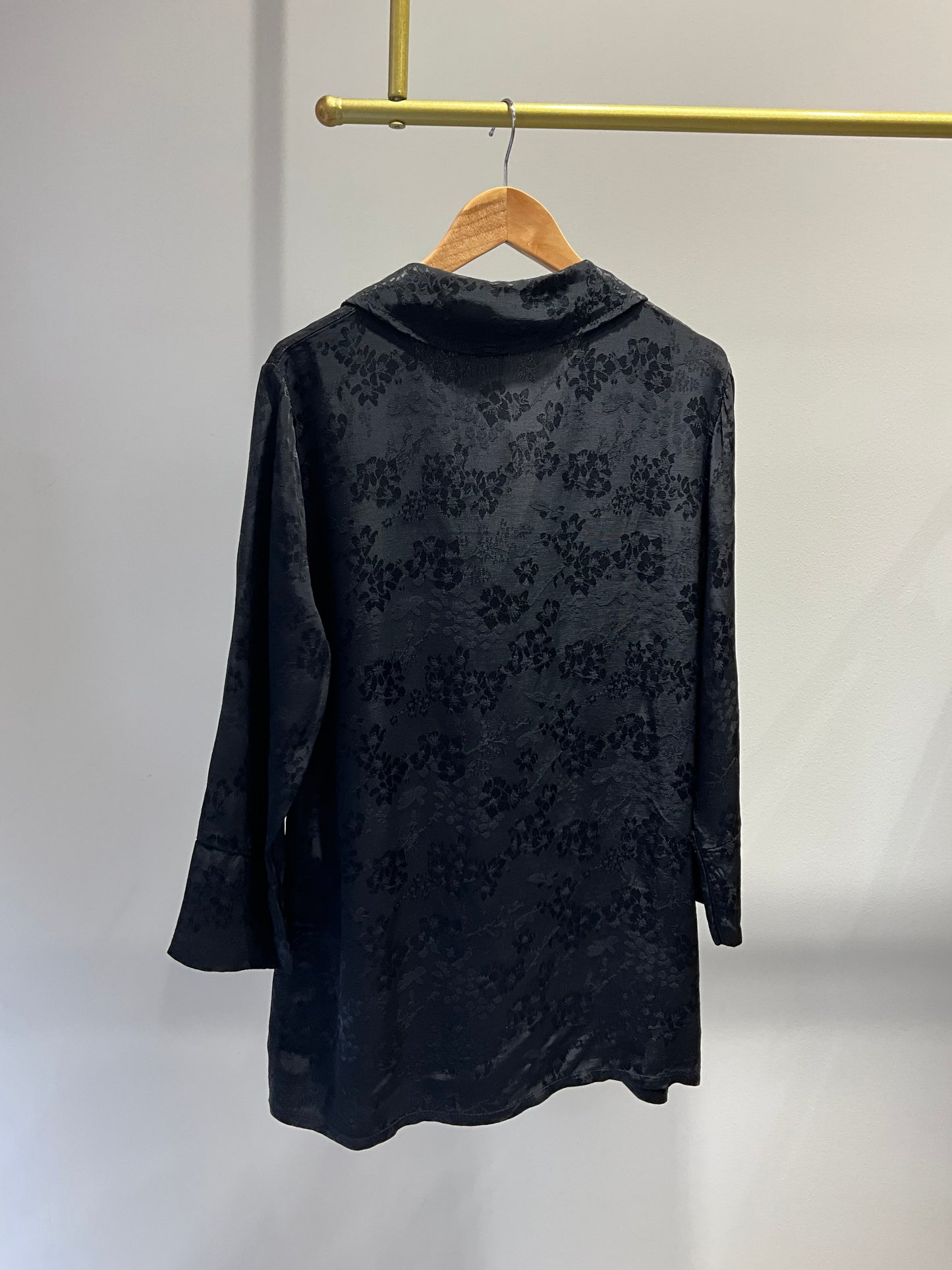 TRAJE SATINADO NEGRO ESTAMPADO FLORES