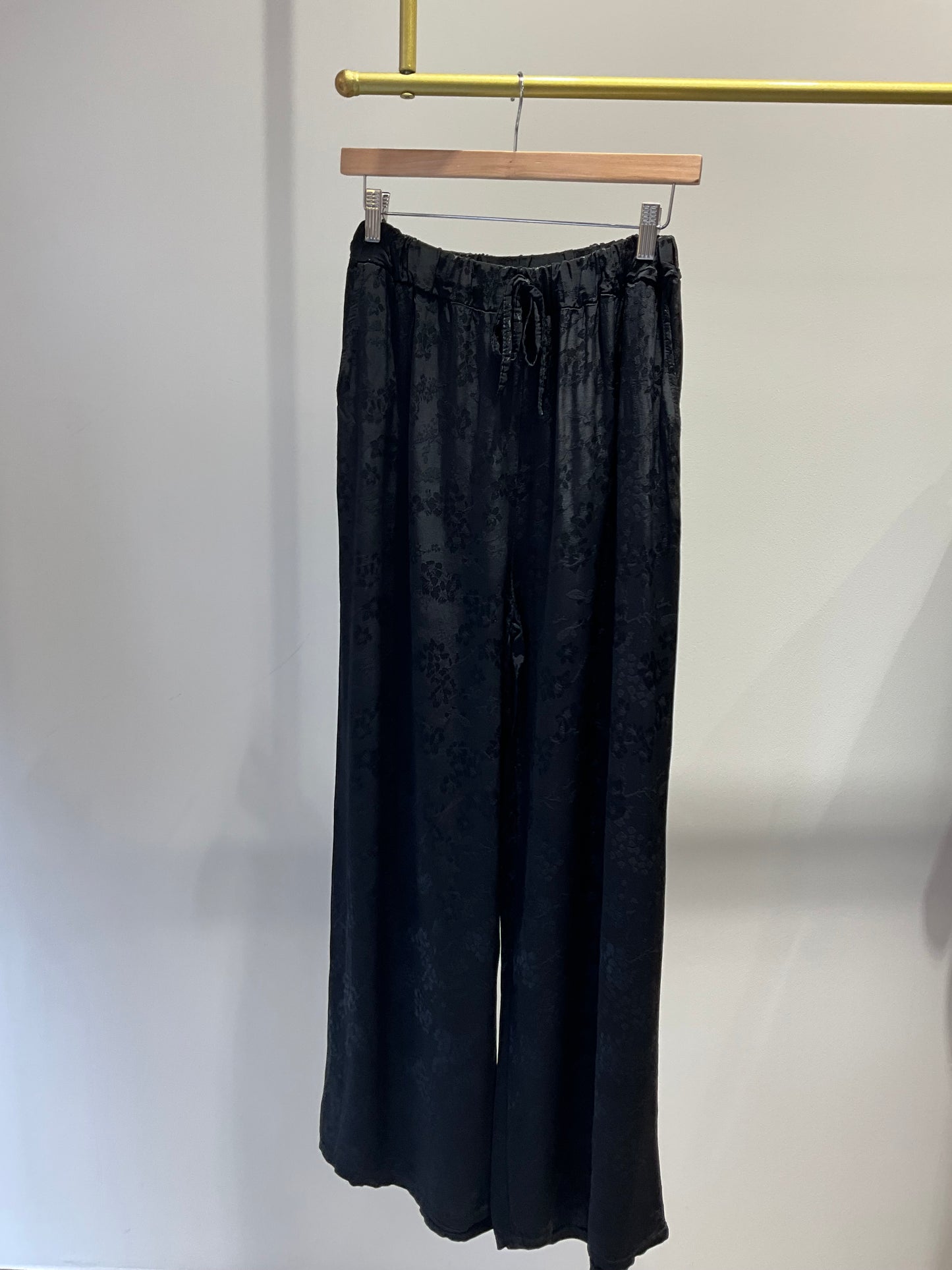 TRAJE SATINADO NEGRO ESTAMPADO FLORES