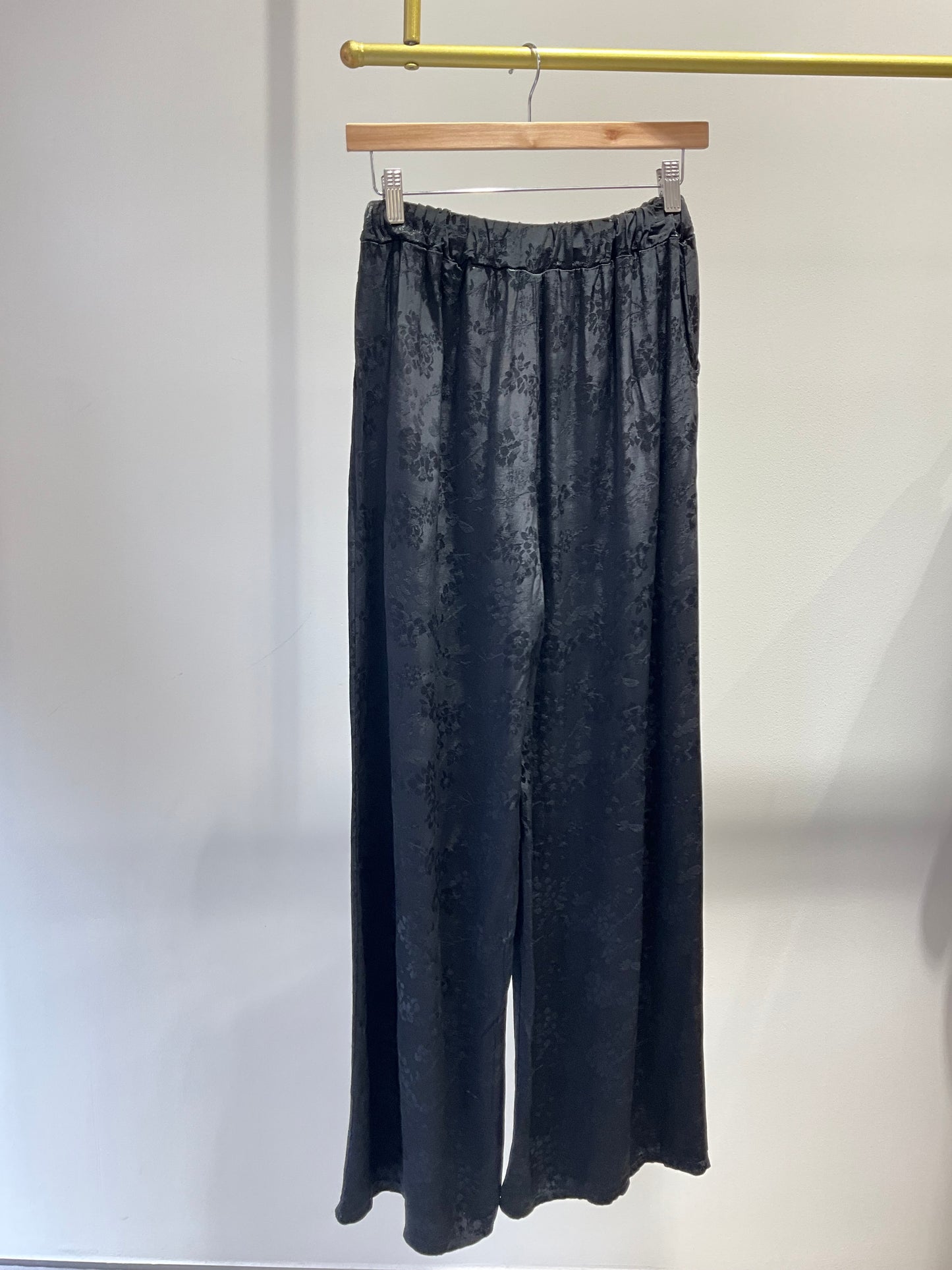 TRAJE SATINADO NEGRO ESTAMPADO FLORES