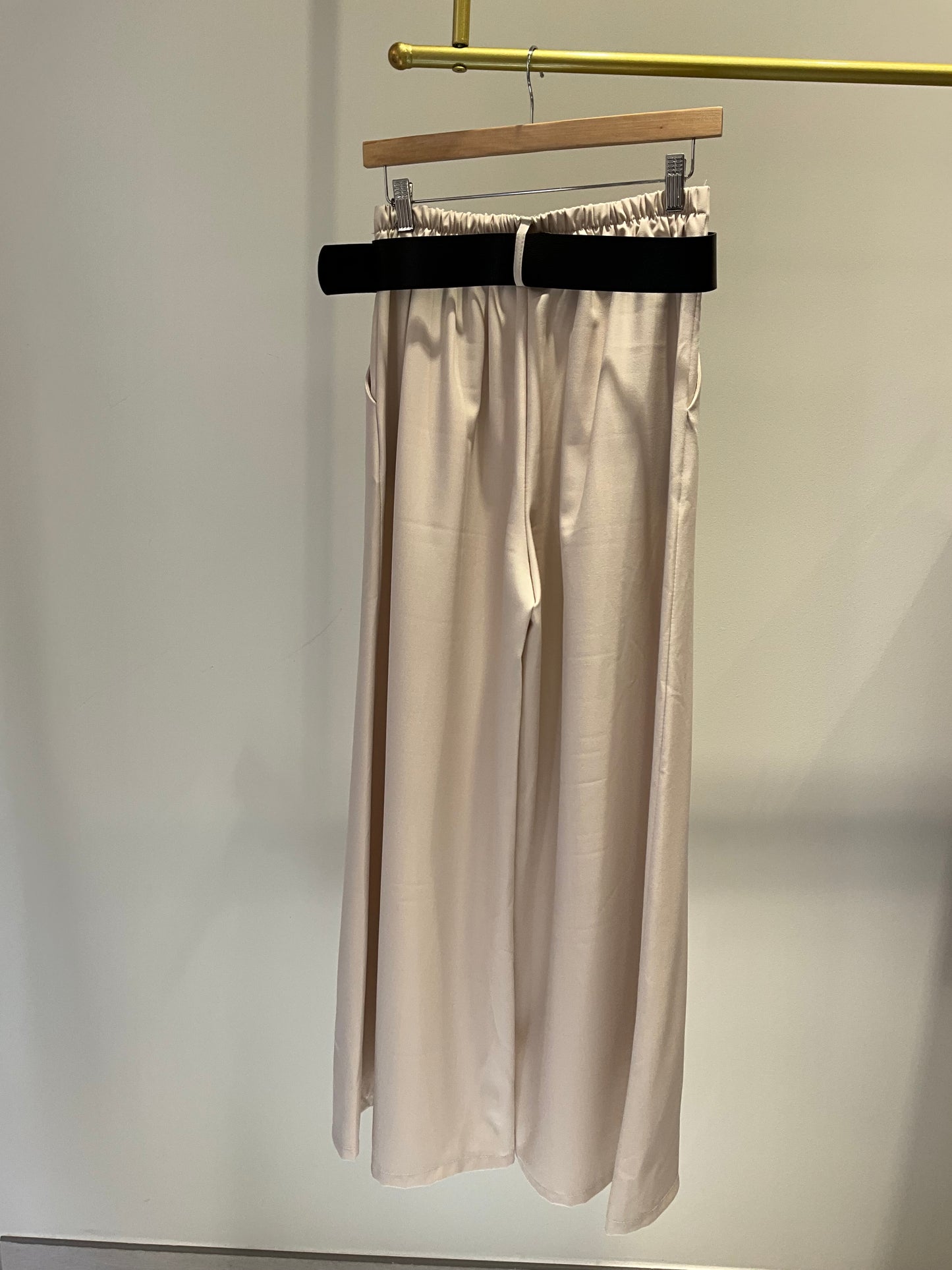 PANTALÓN FLUIDO CRUDO CON CINTURÓN