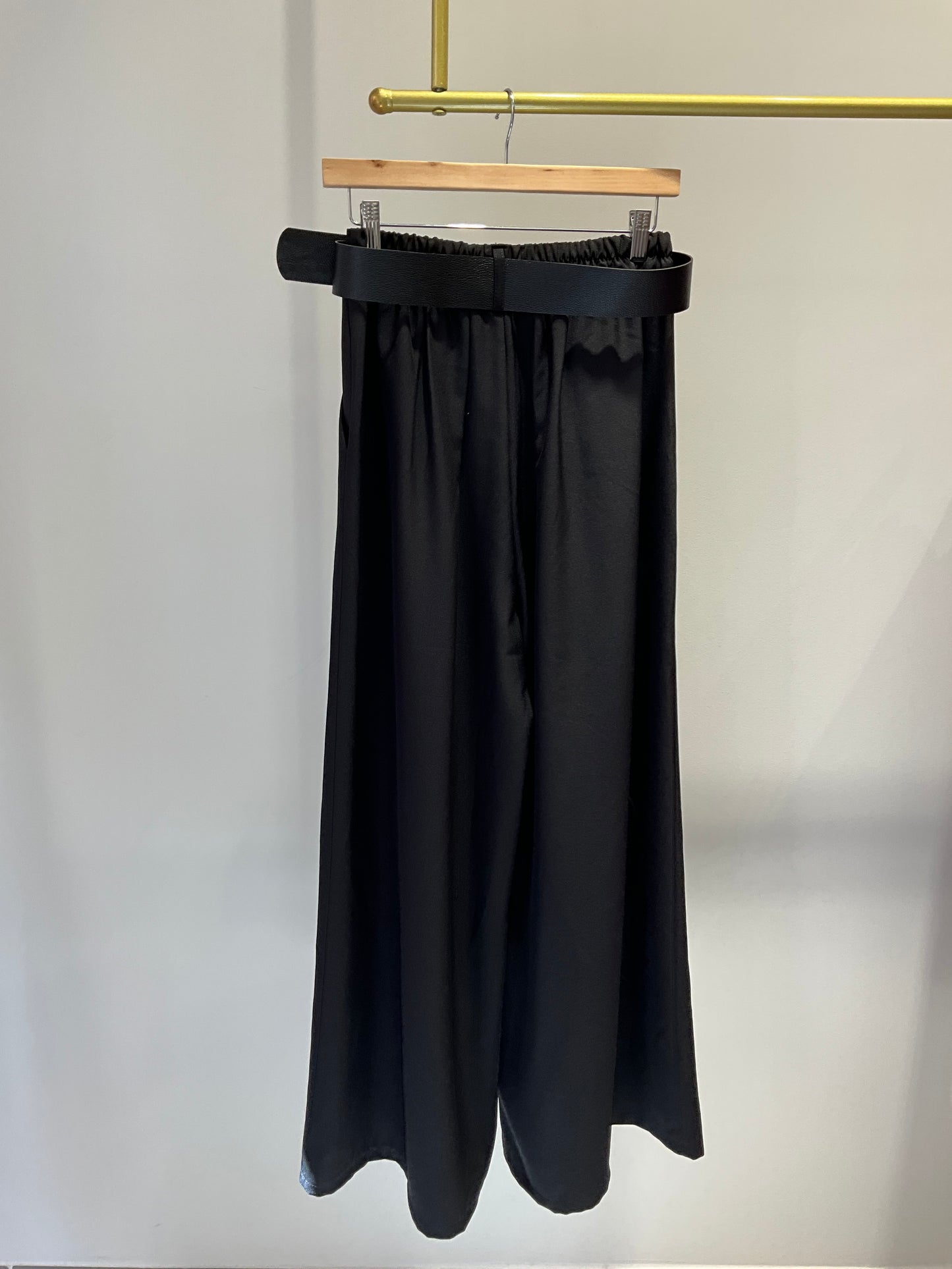 PANTALÓN FLUIDO NEGRO CON CINTURÓN