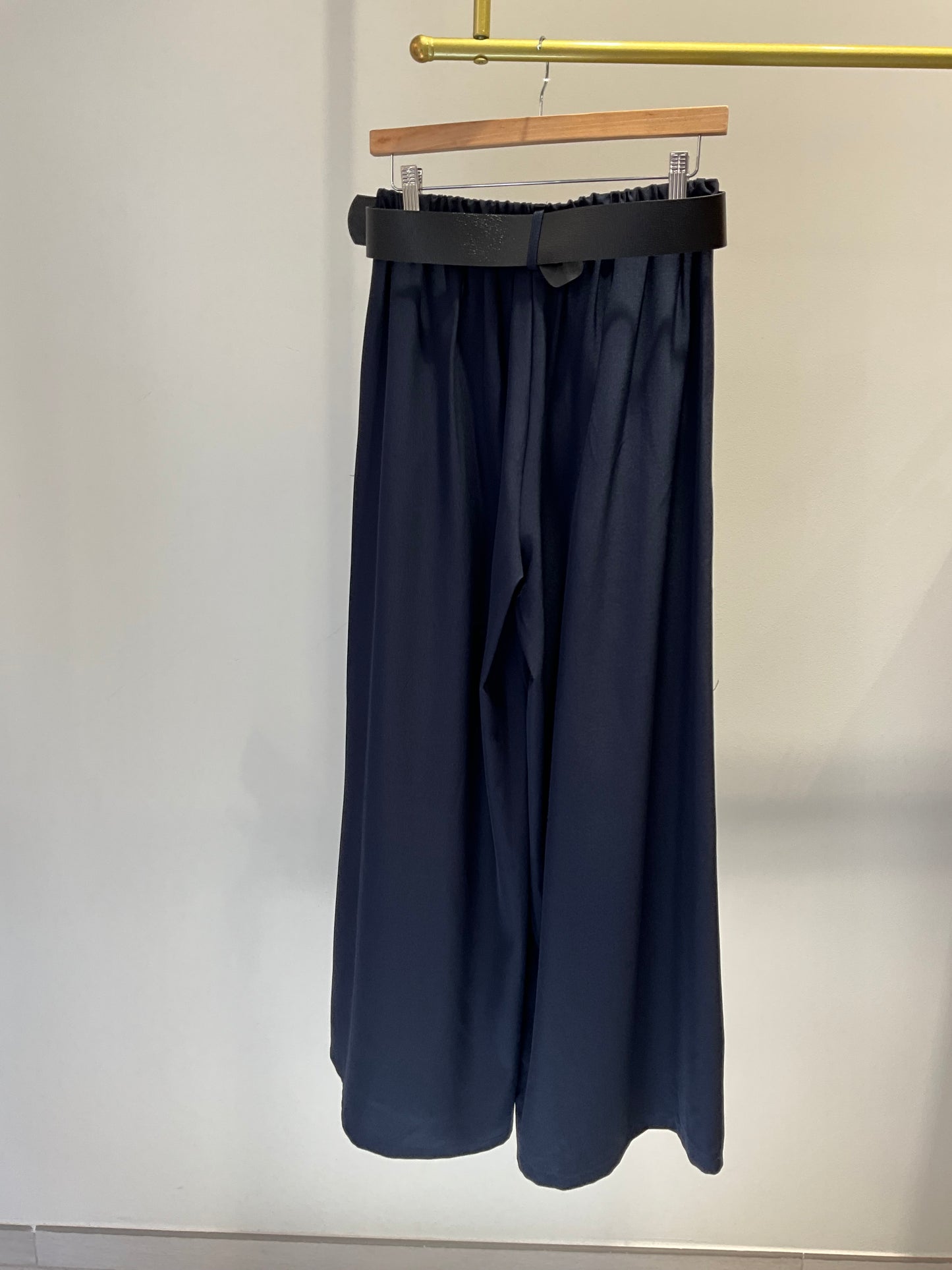 PANTALÓN FLUIDO MARINO CON CINTURÓN
