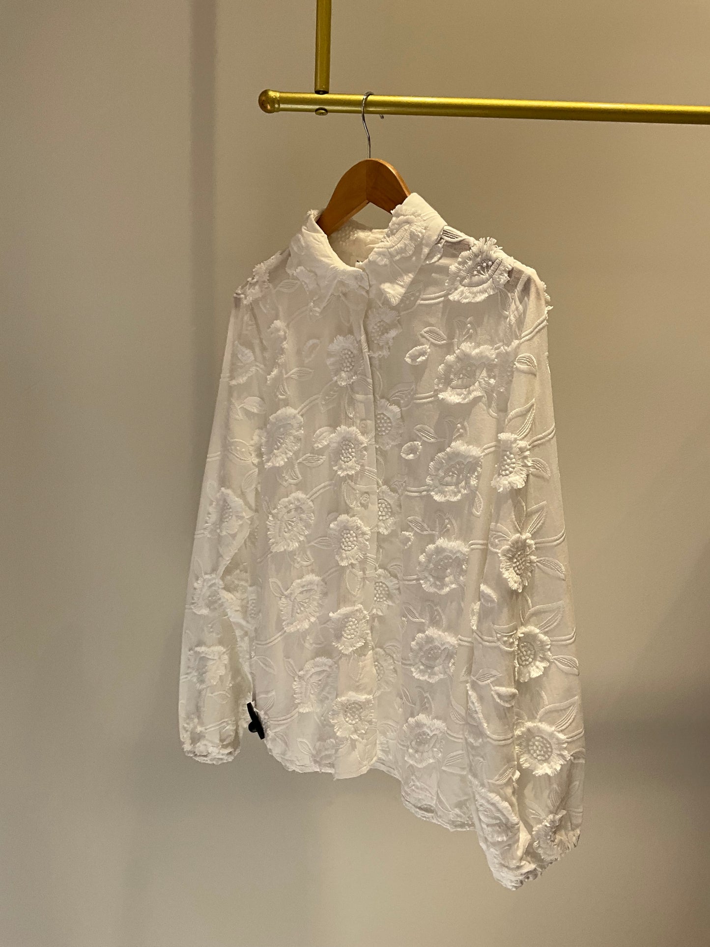 CAMISA BLANCA FLORES RELIEVE