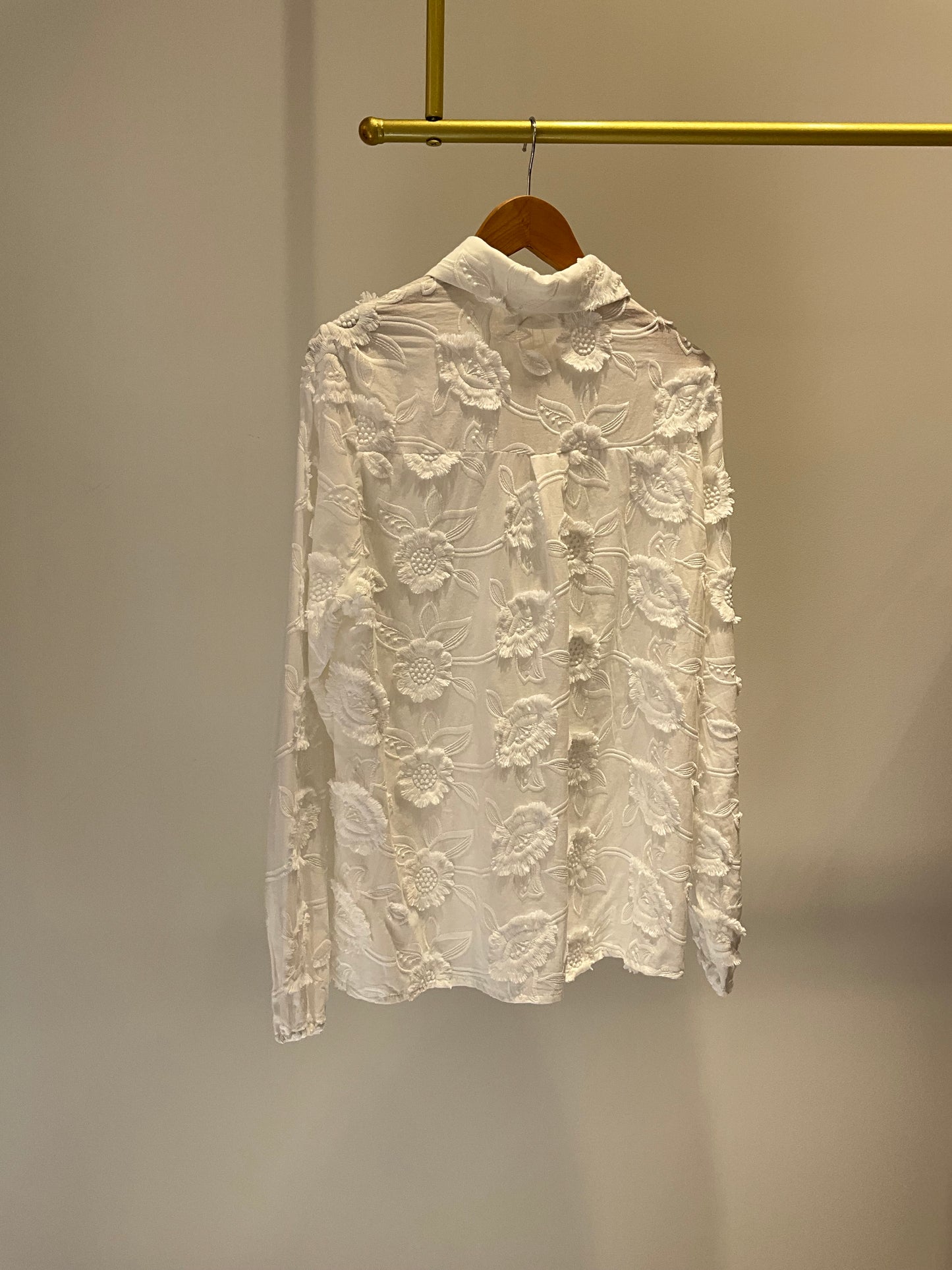 CAMISA BLANCA FLORES RELIEVE