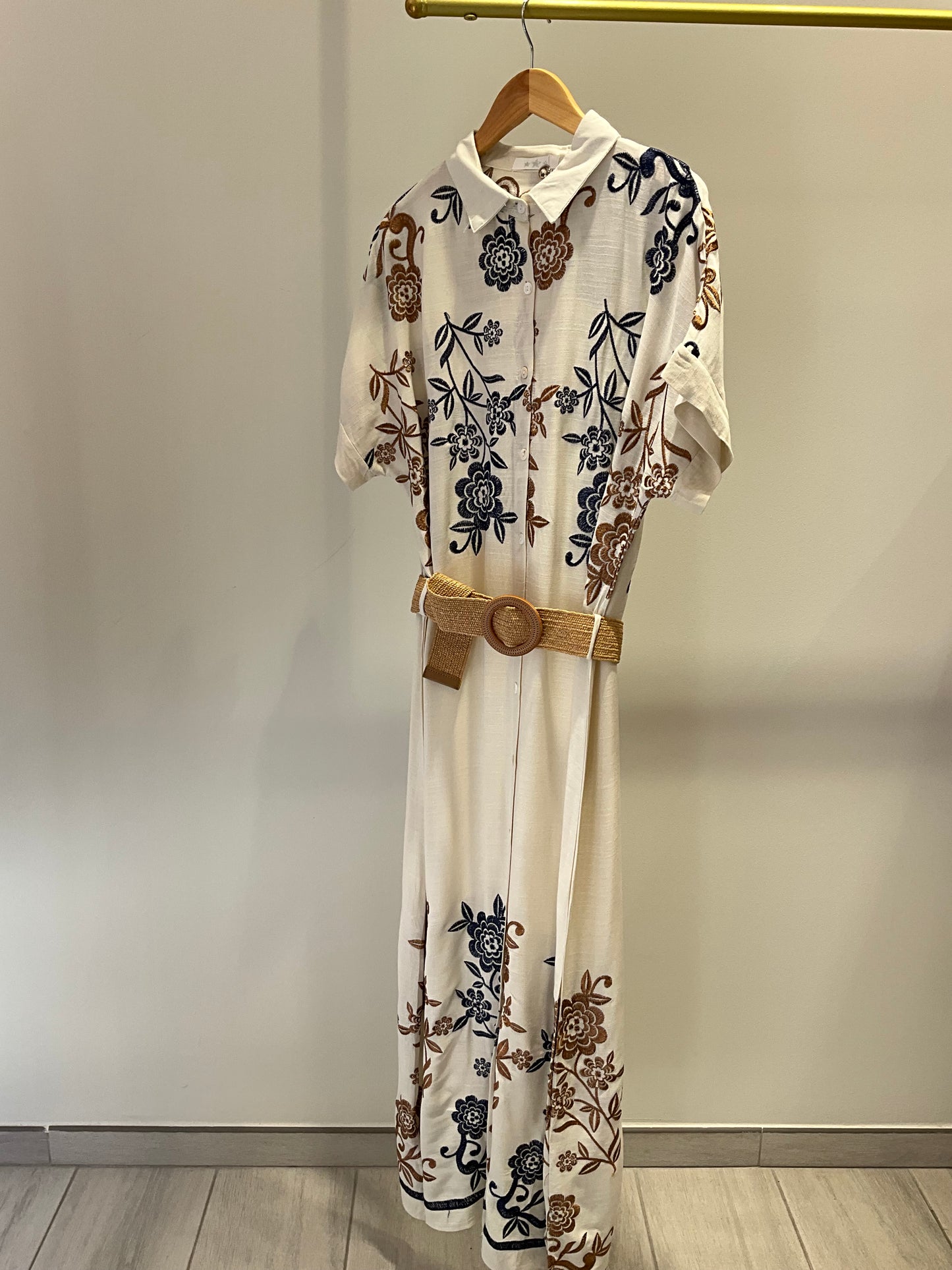 VESTIDO CAMISERO BORDADO CON CINTURÓN