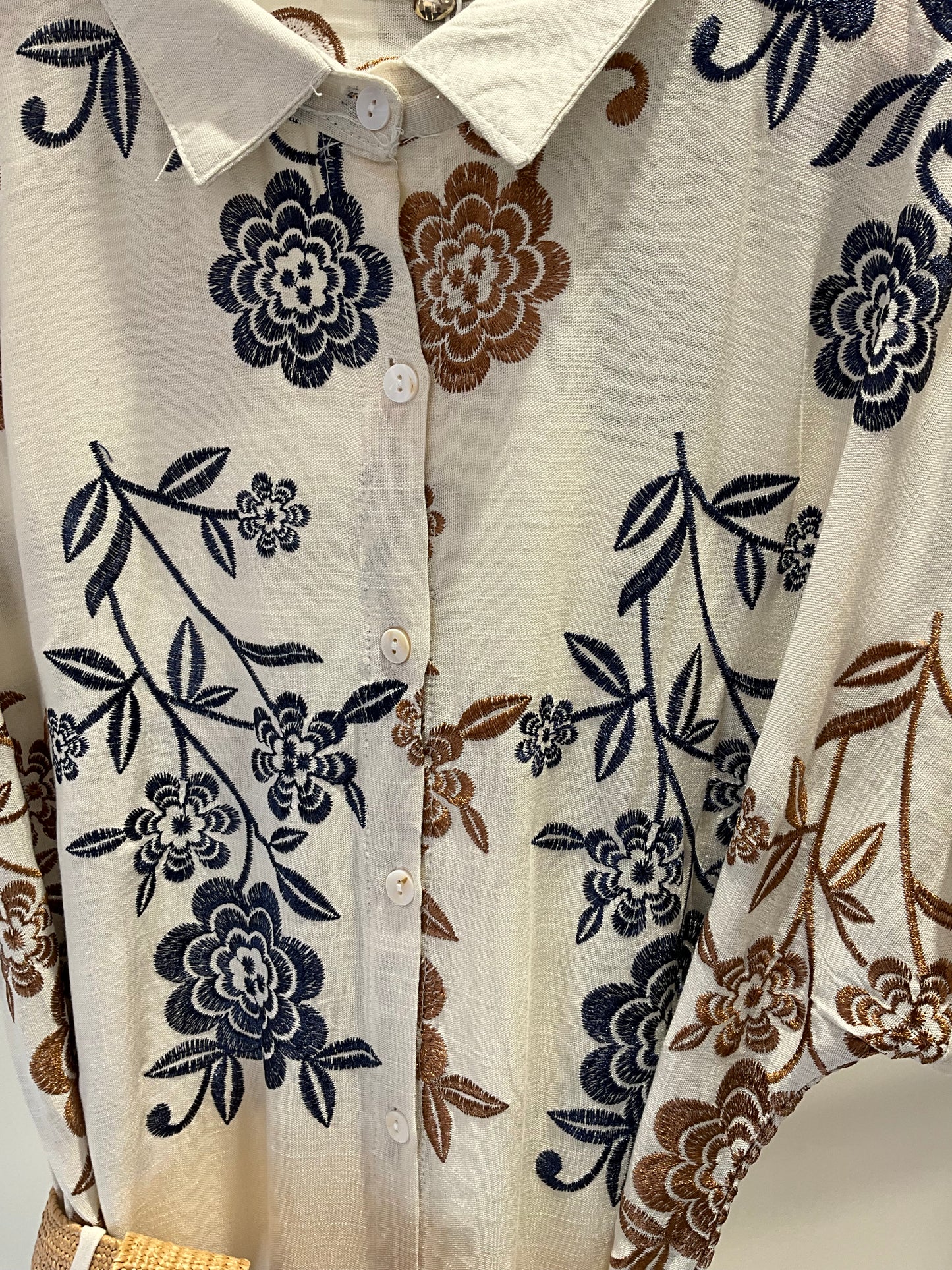 VESTIDO CAMISERO BORDADO CON CINTURÓN
