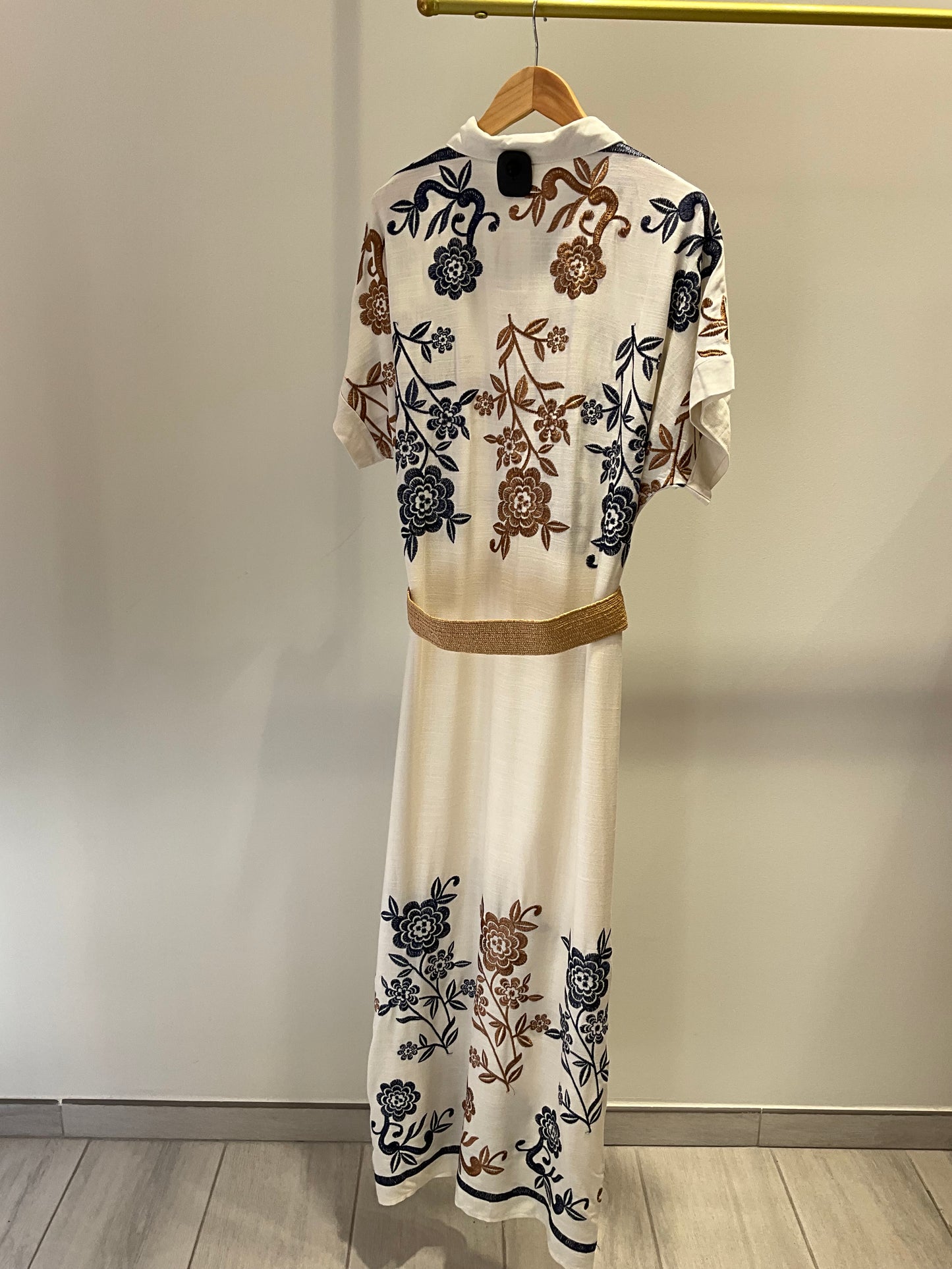 VESTIDO CAMISERO BORDADO CON CINTURÓN