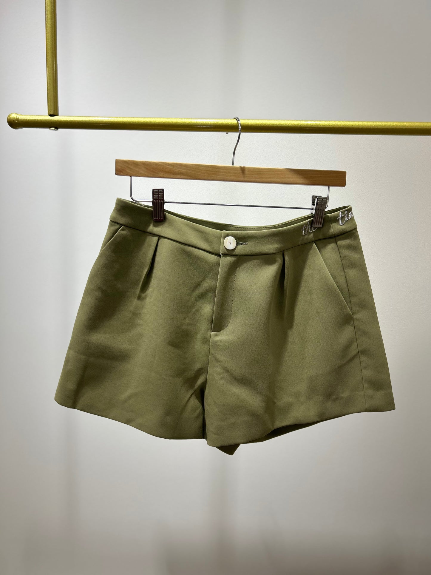 SHORT VERDE DETALLE LETRAS