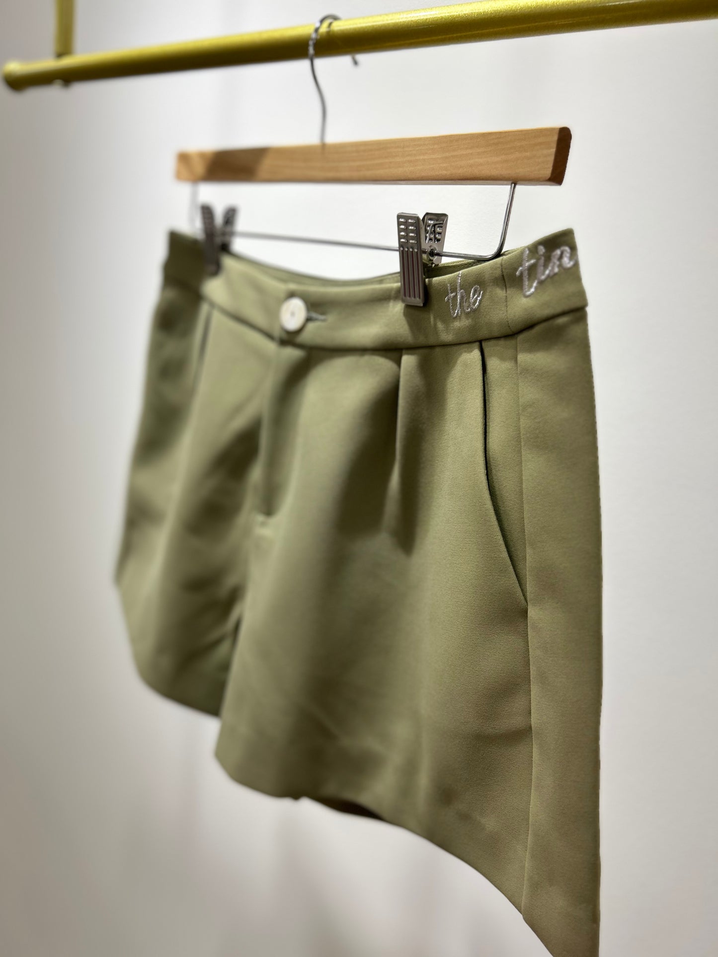 SHORT VERDE DETALLE LETRAS