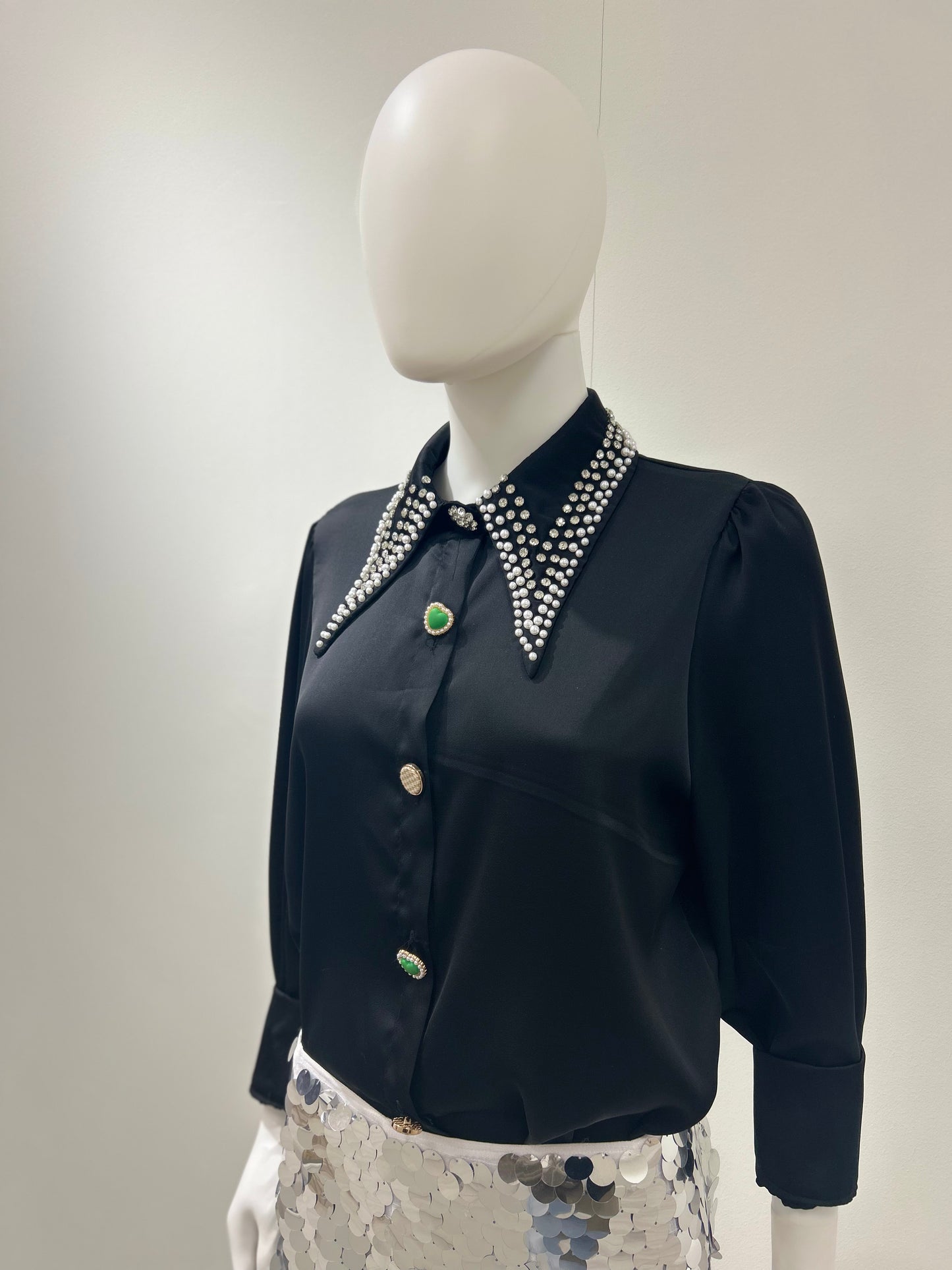 BLUSA NEGRA SATINADA JOYA