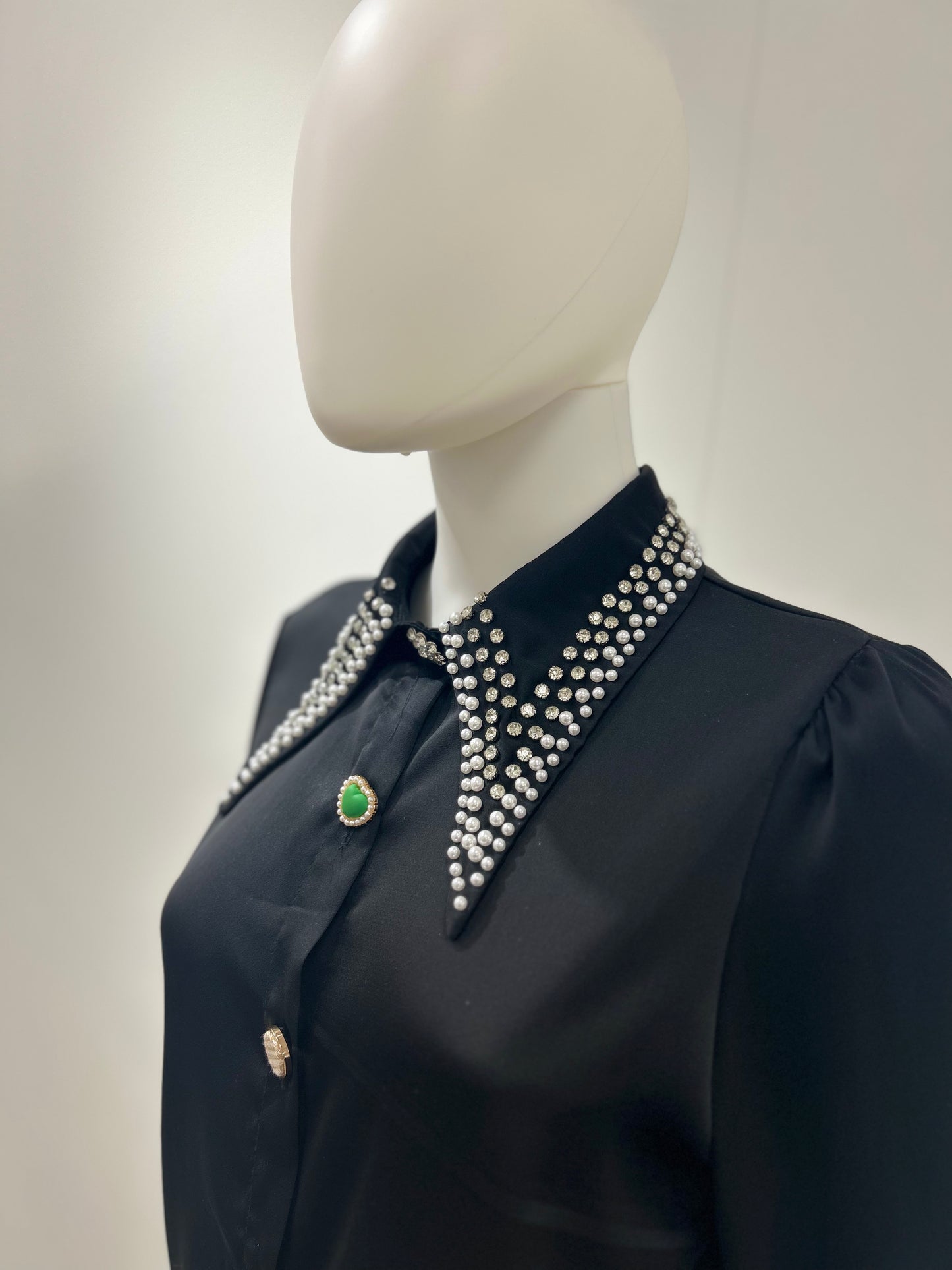 BLUSA NEGRA SATINADA JOYA