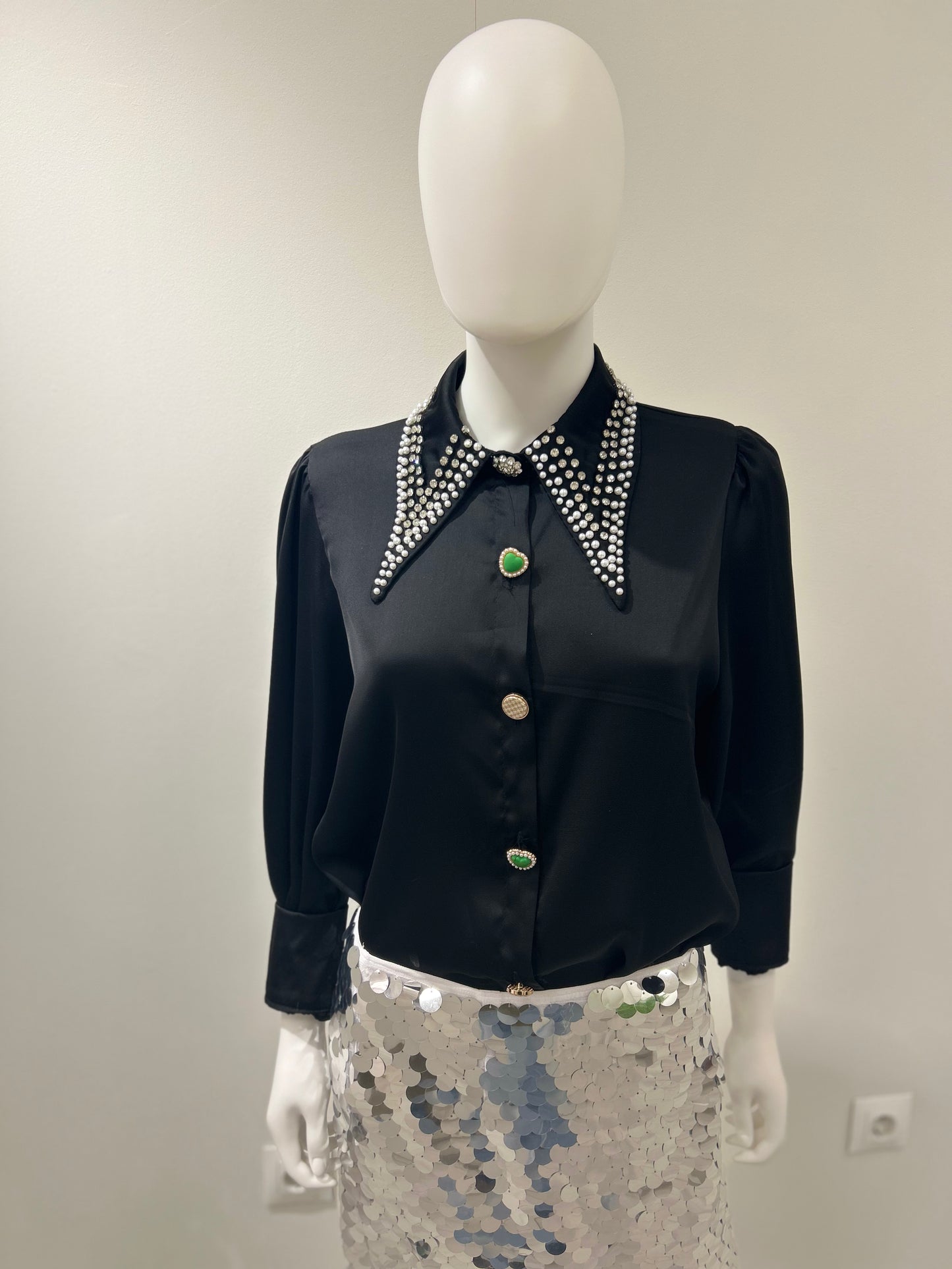 BLUSA NEGRA SATINADA JOYA