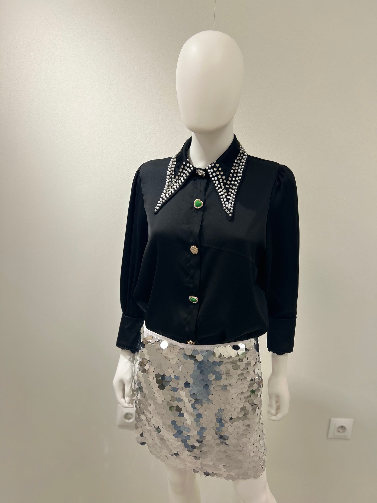 BLUSA NEGRA SATINADA JOYA