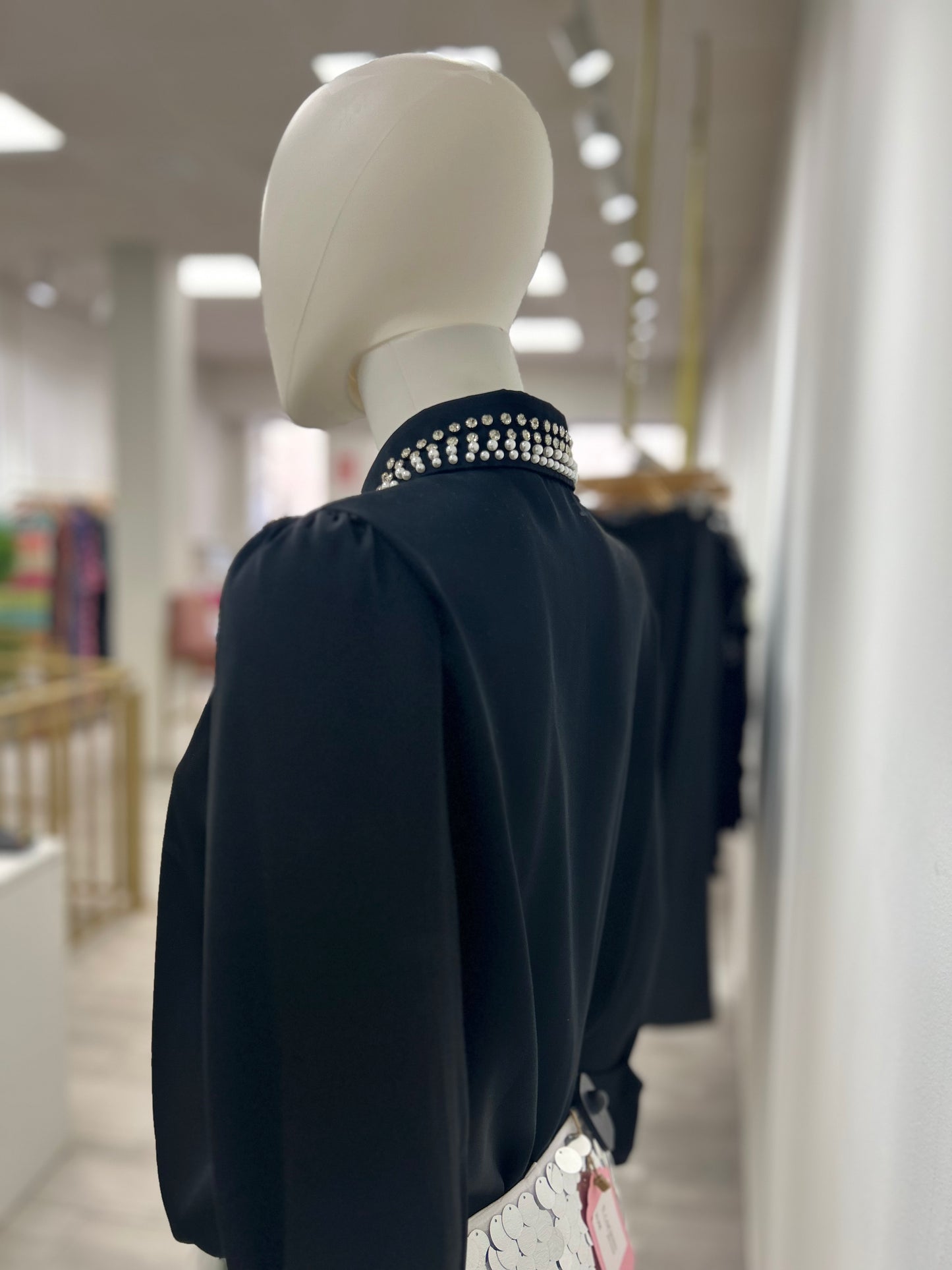 BLUSA NEGRA SATINADA JOYA